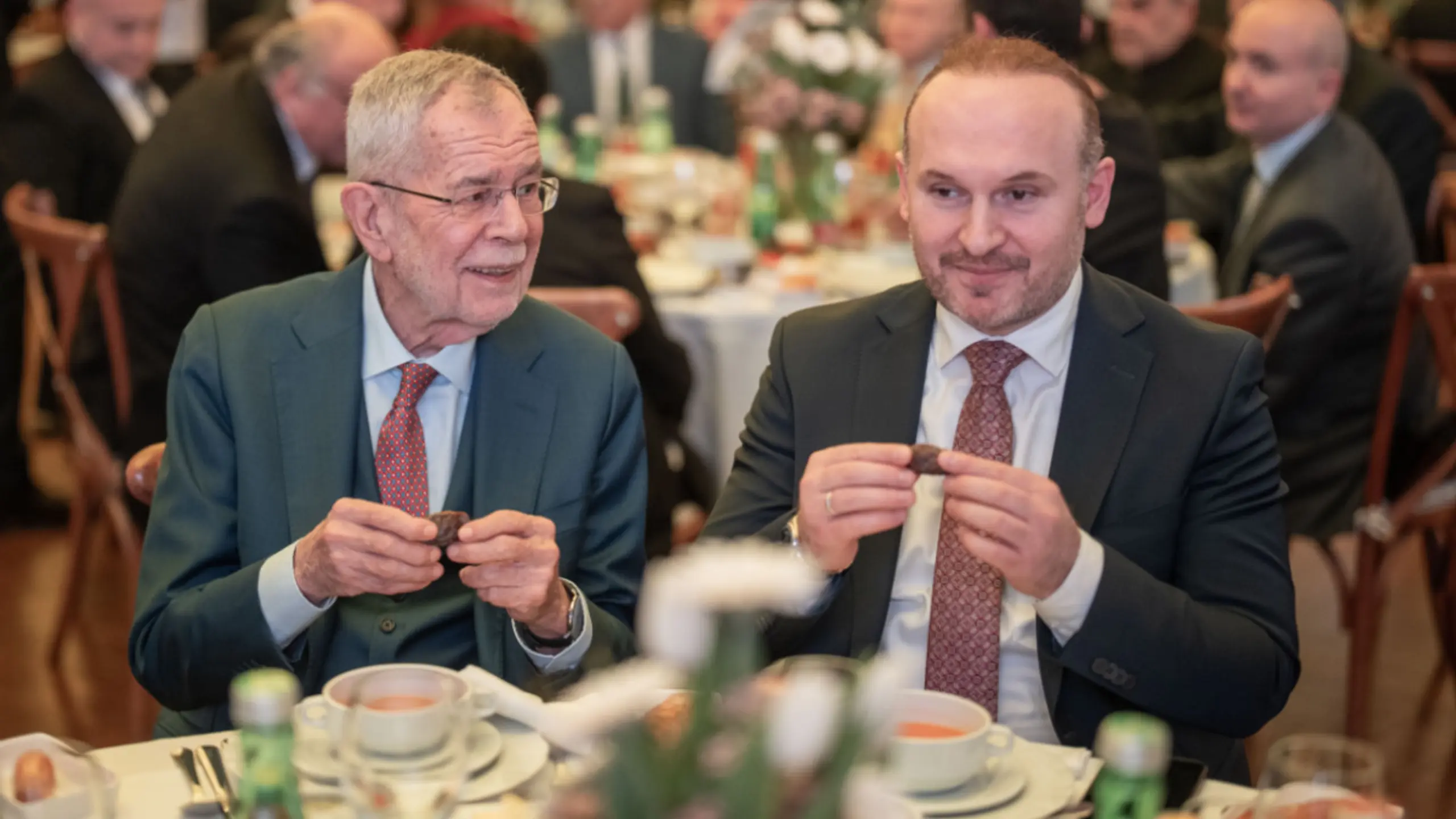 © APA/APA/GEORG HOCHMUTH/GEORG HOCHMUTH Van der Bellen und Vural brechen das Fasten