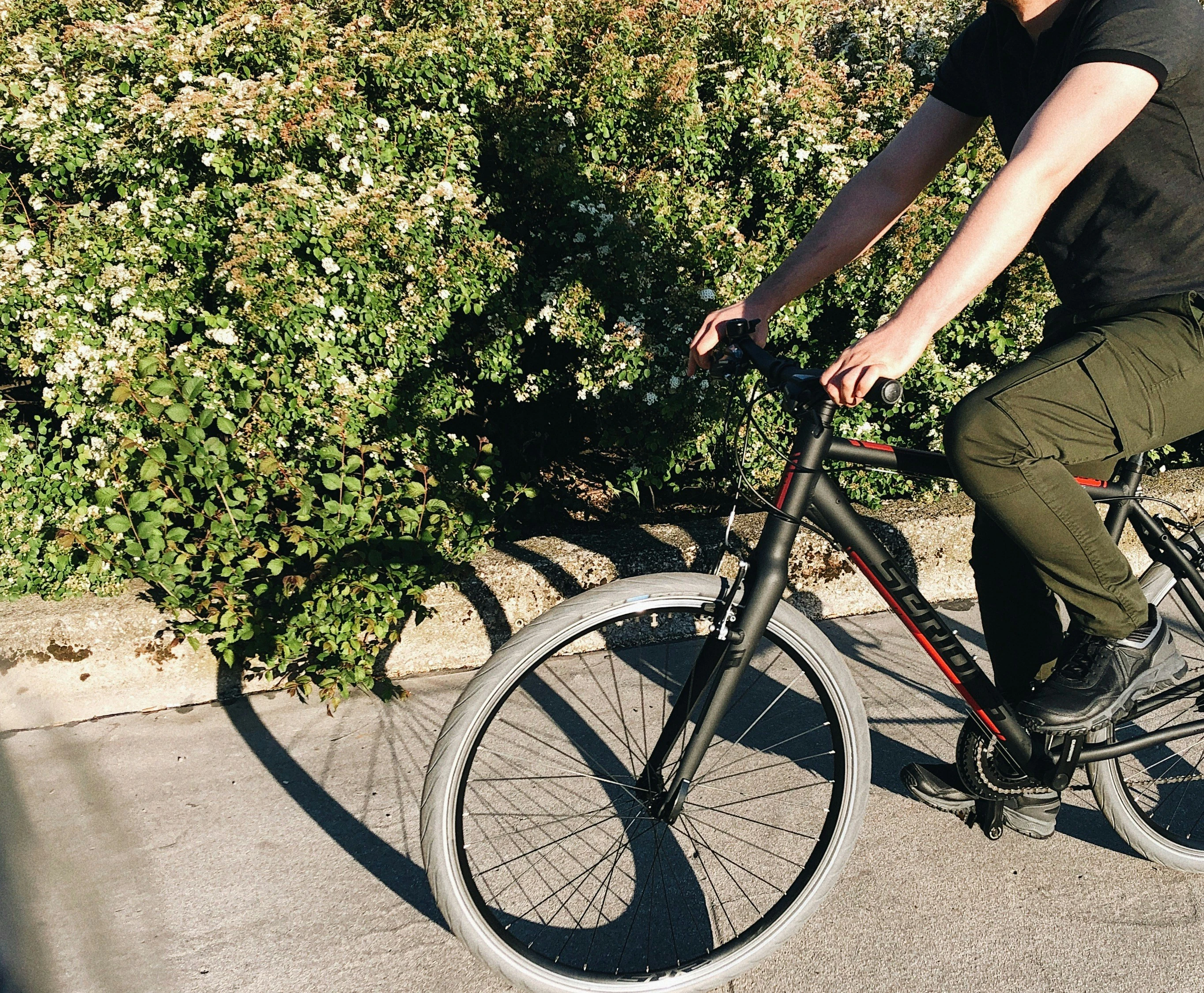 Mann fährt Fahrrad auf der Straße