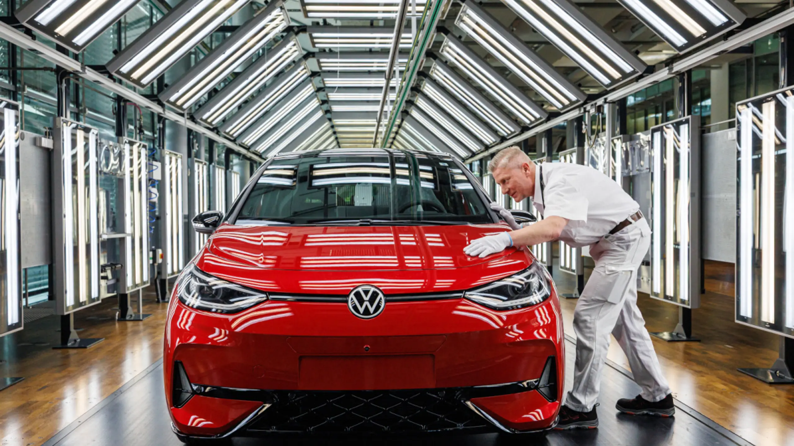 © APA/APA/AFP/JENS SCHLUETER Das Jubiläumsfahrzeug vom Typ ID.3