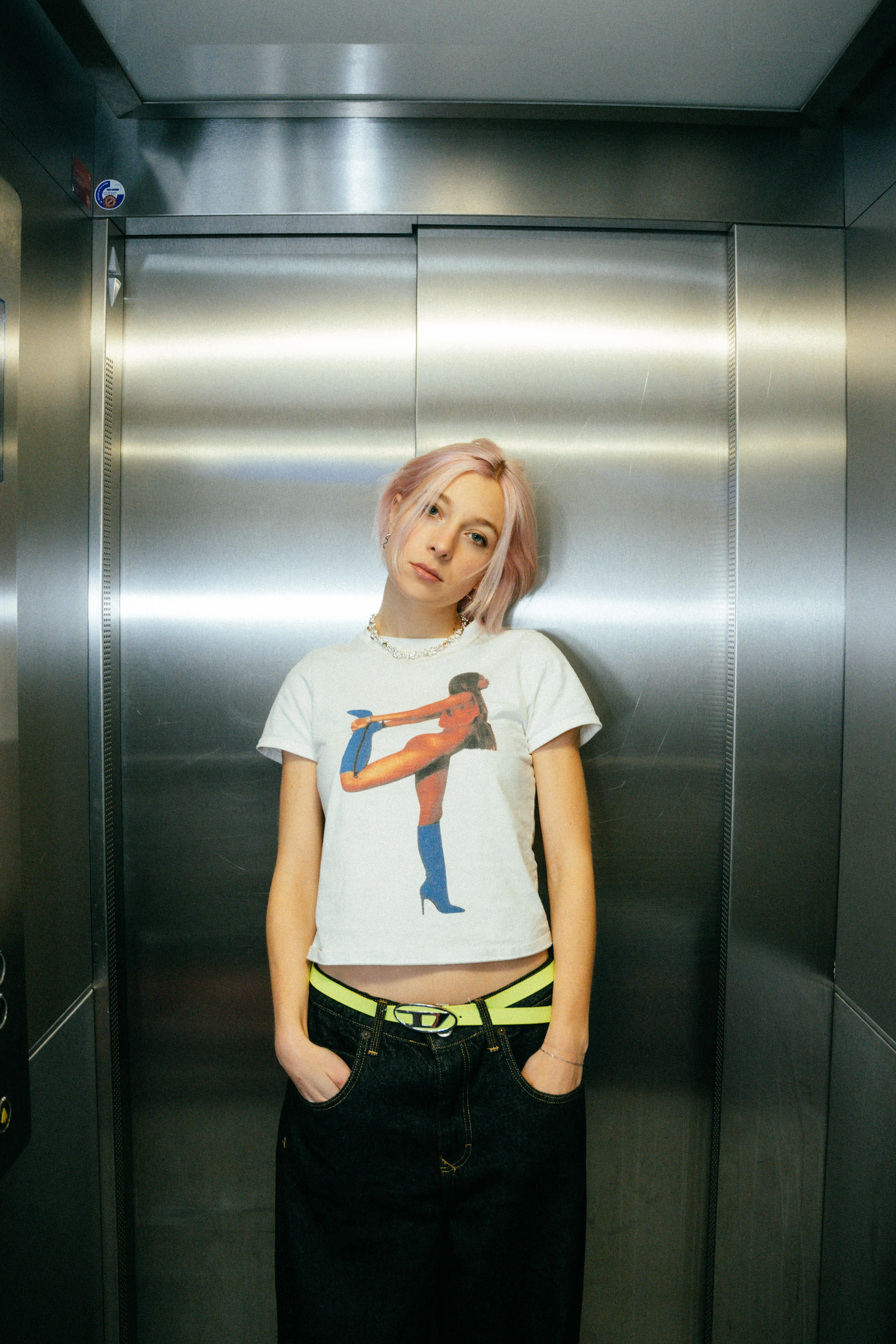 Junge Frau mit rosa Haaren im Aufzug