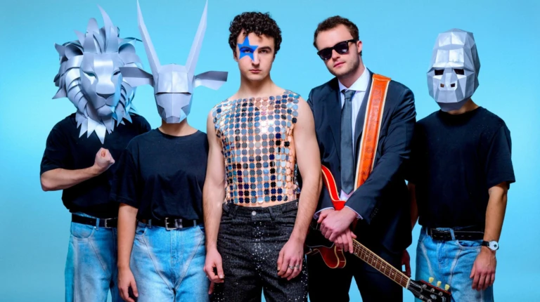 Cosmó kontert Online-Hass: „In der Realität sind die Leute lieb“