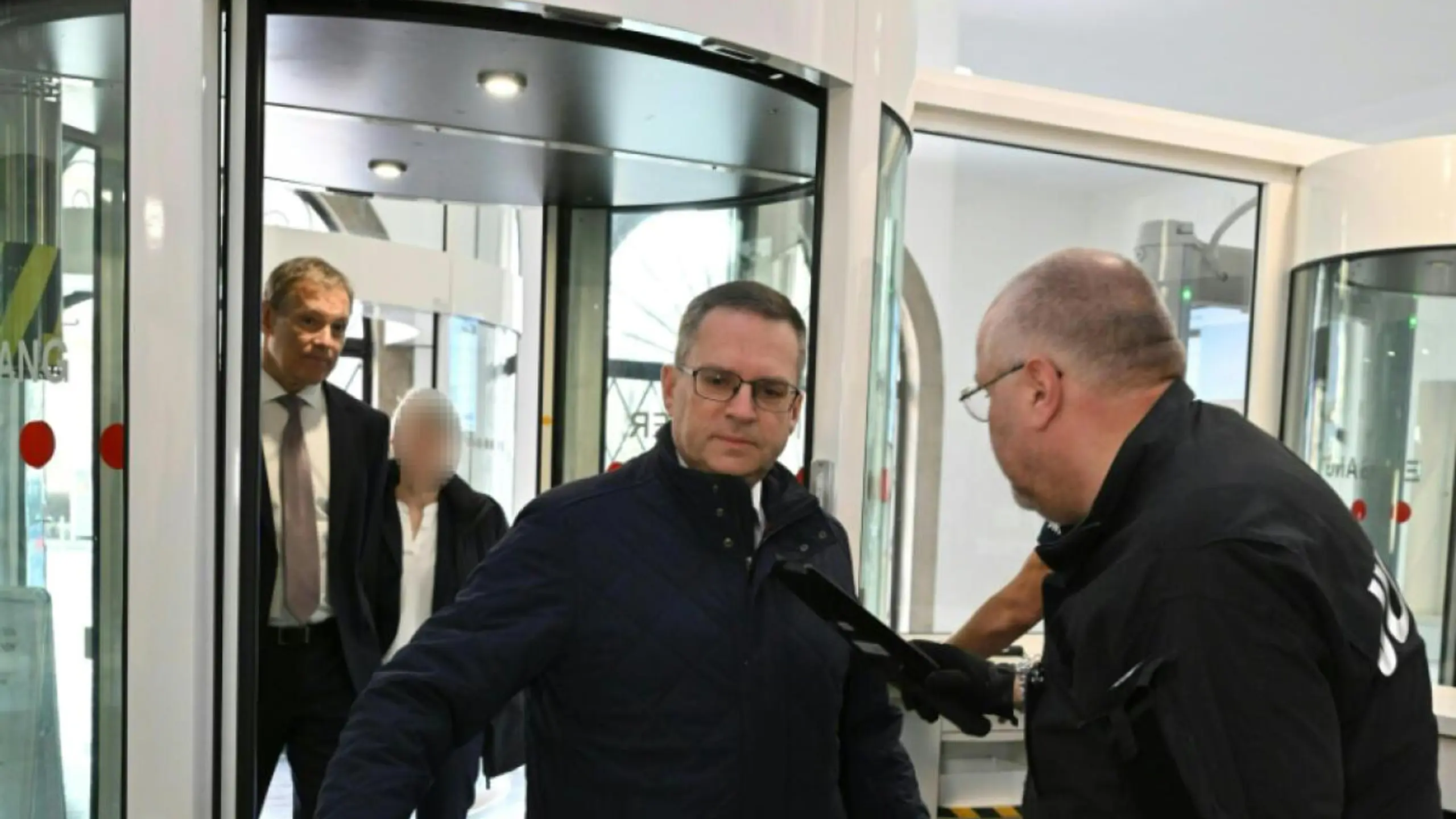 Wöginger an der Sicherheitsschleuse