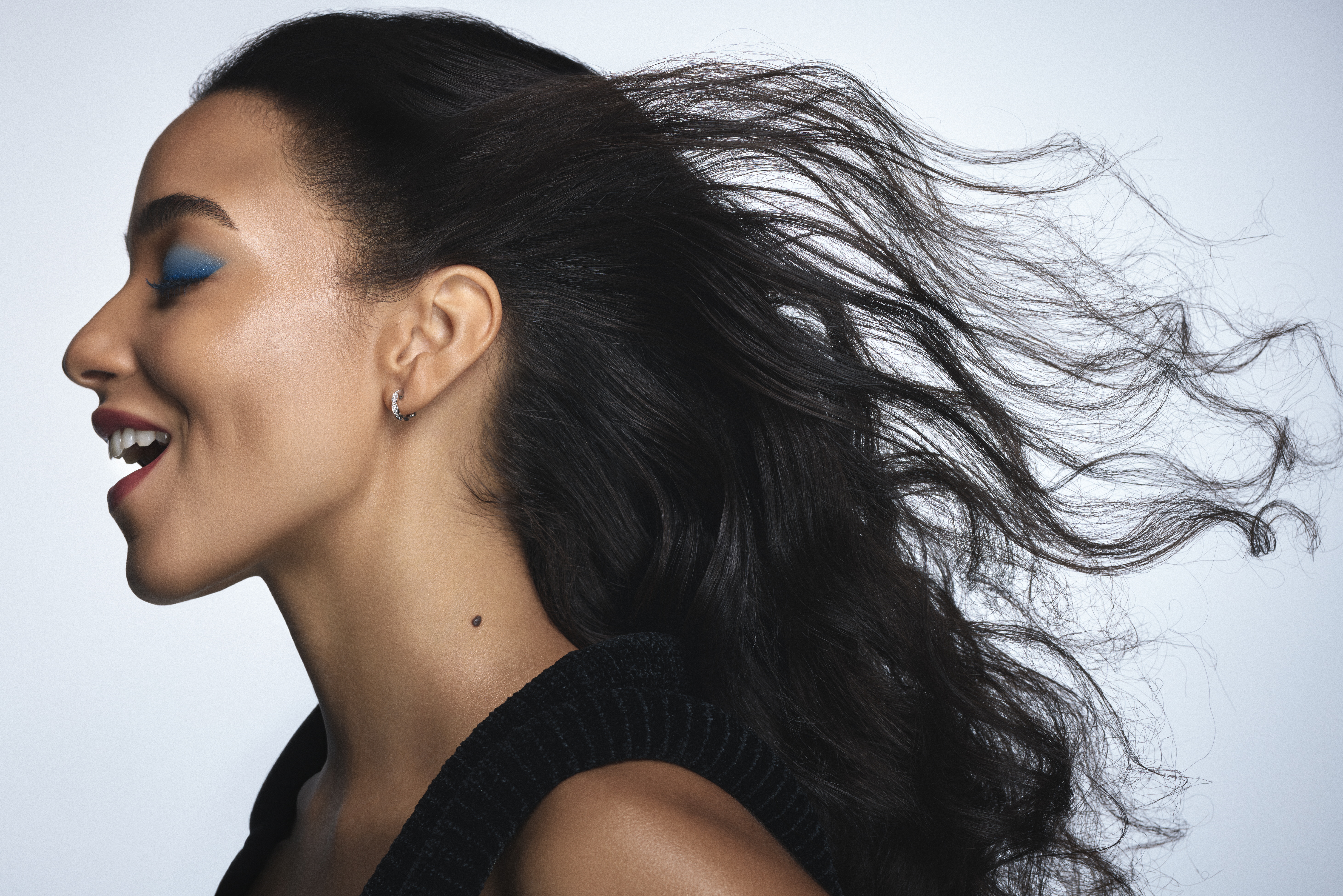 Model seitlich mit roten Lippen und blauem Lidschatten der sanft verblendet wurde