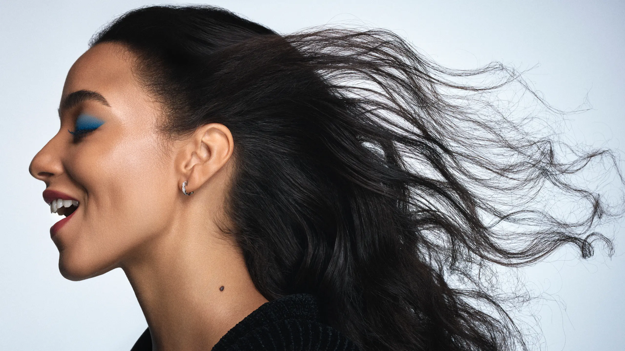 Model seitlich mit roten Lippen und blauem Lidschatten der sanft verblendet wurde