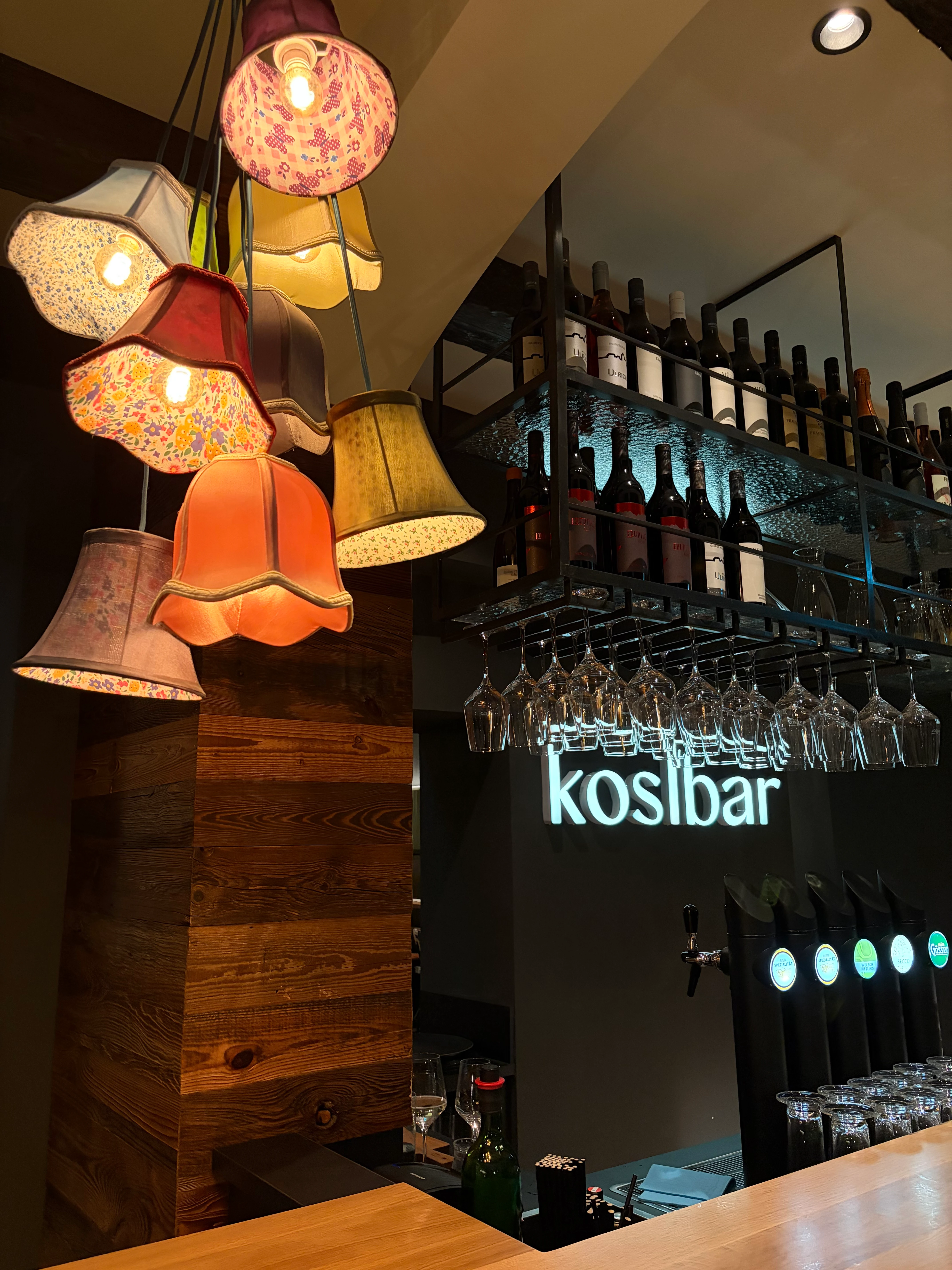 Kosibar Innenansicht mit Lampen und Weinregal