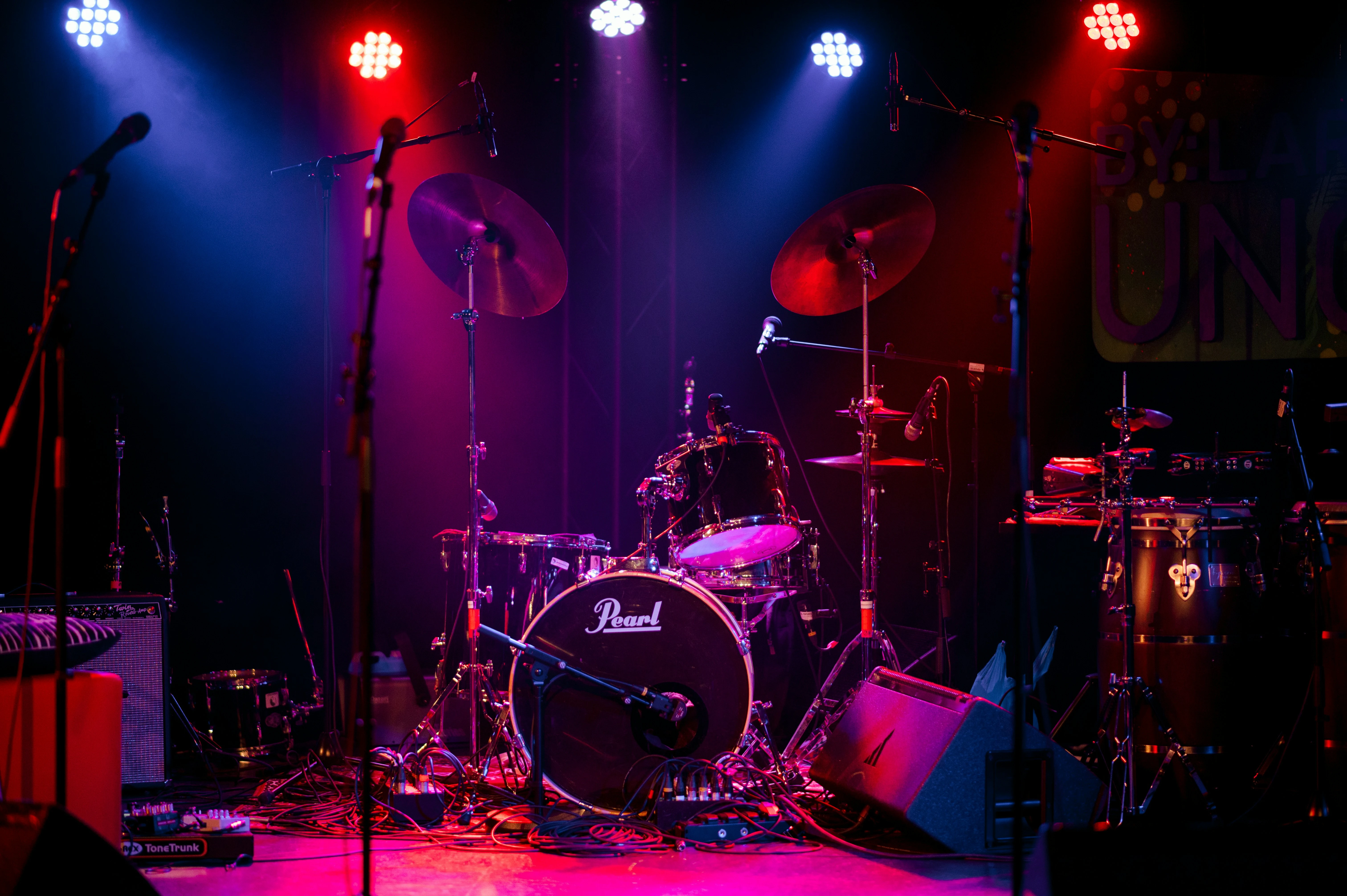 Schlagzeug auf der Bühne mit roter und blauer Beleuchtung
