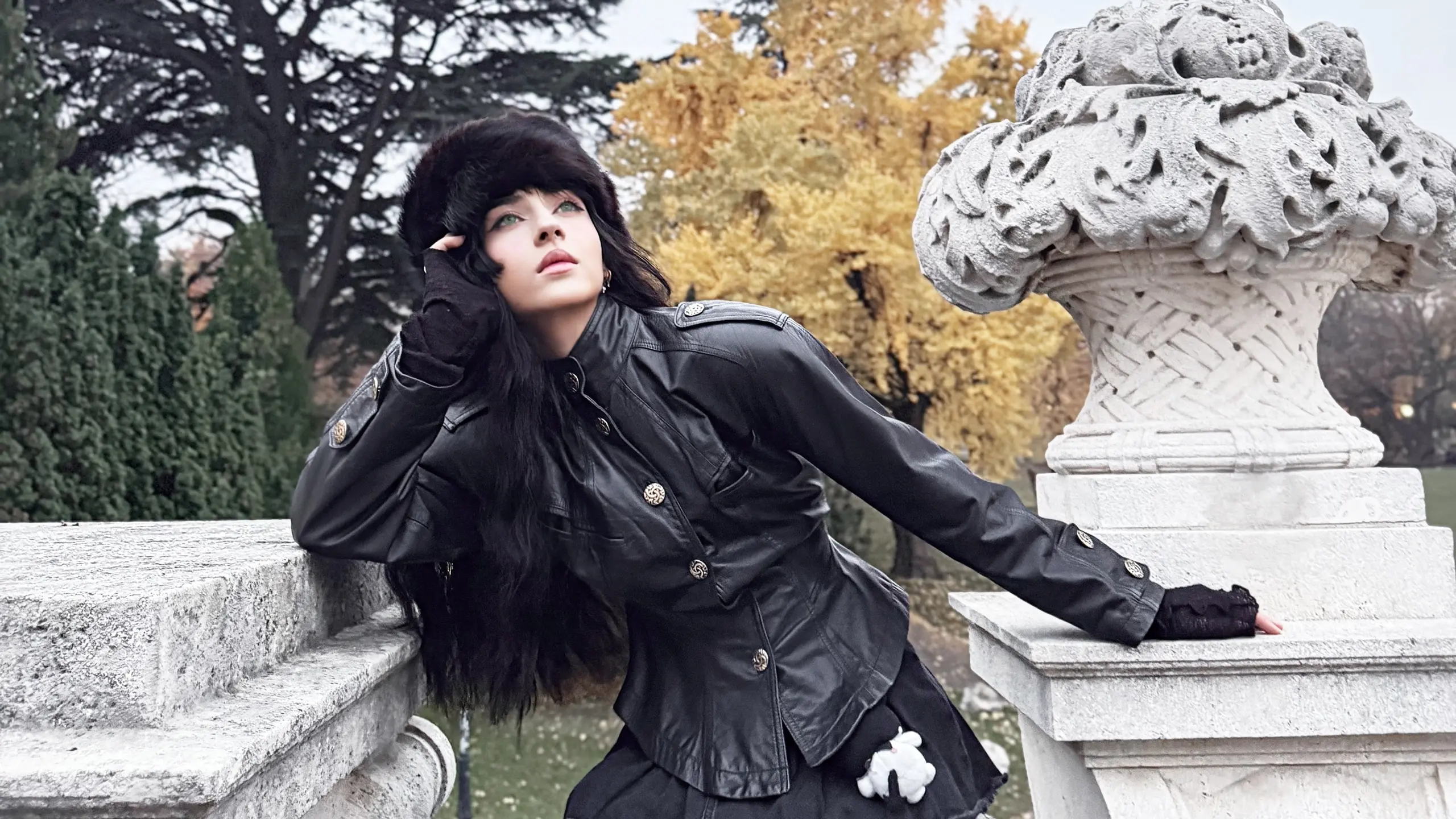 Sängerin Vazista outdoor mit Blick in den Himmel