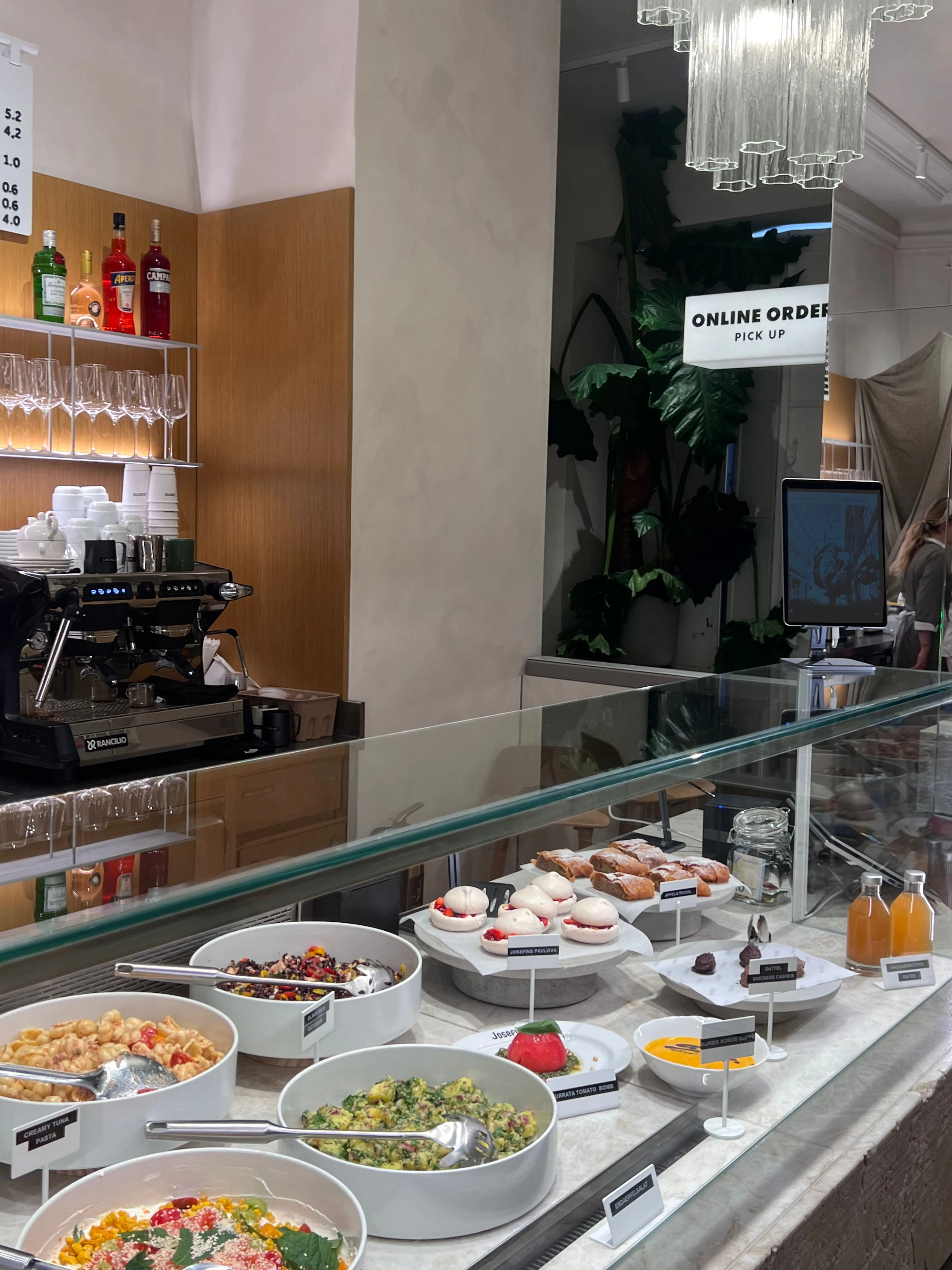 Feinkosttheke mit Salaten, Desserts und Getränken