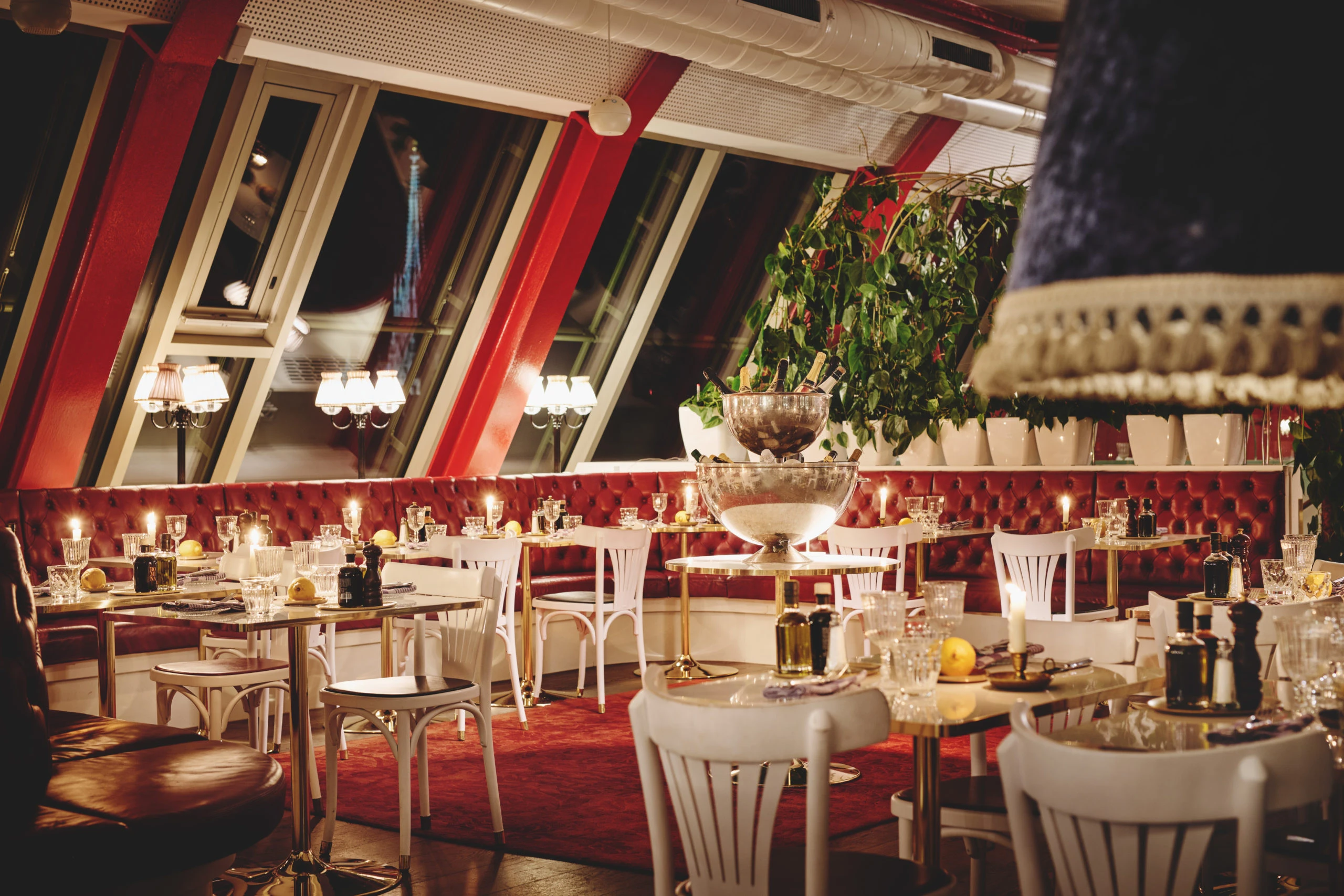 Elegantes Restaurant mit gedeckten Tischen und Kerzenlicht