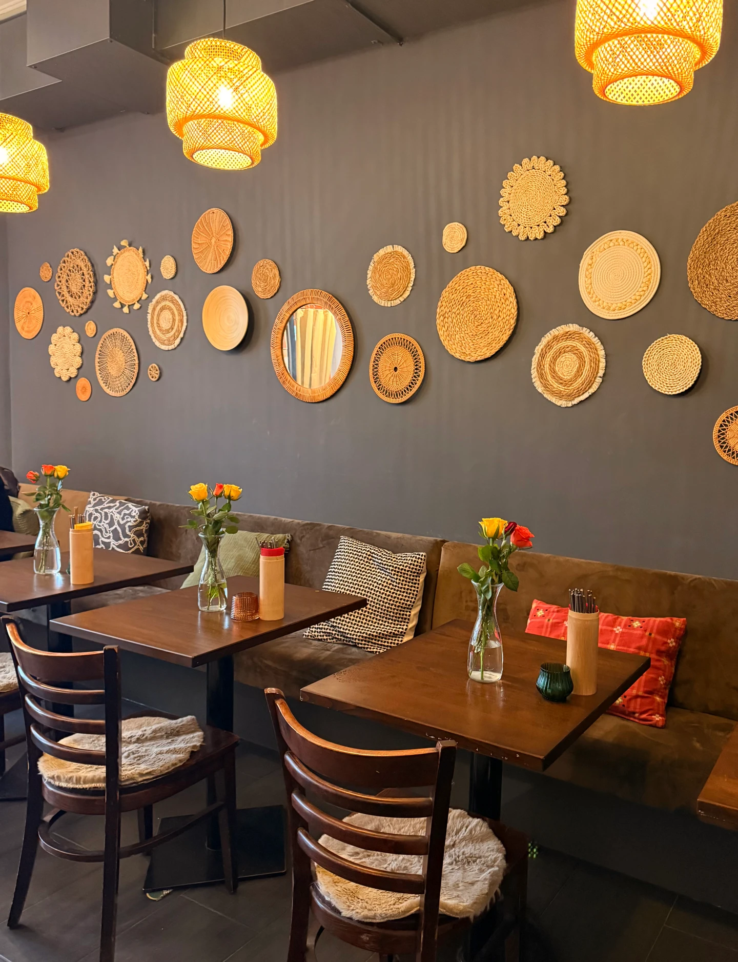 Gemütliches Restaurant mit Tischen, Stühlen und dekorativen Elementen.