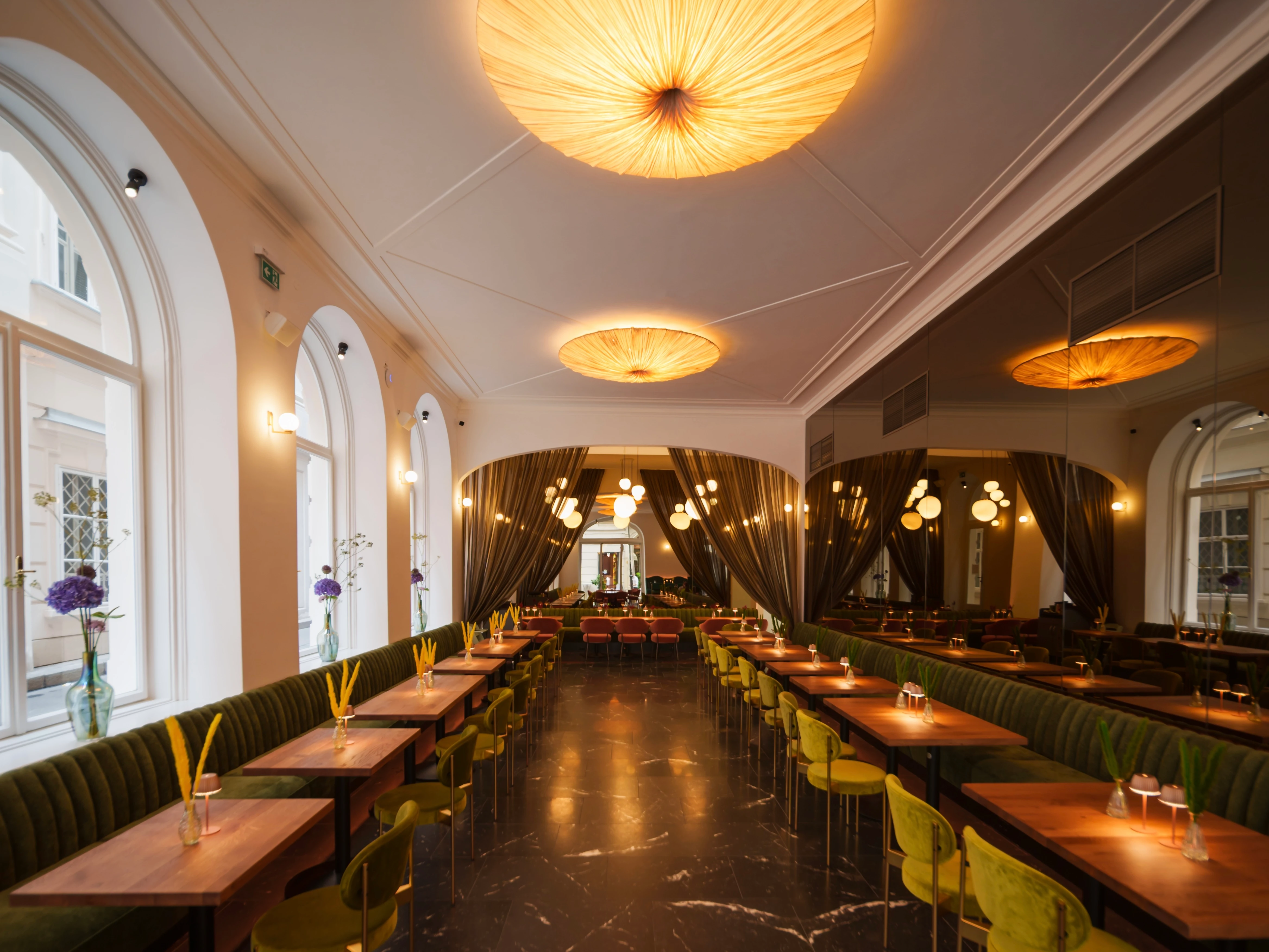 Elegantes Restaurant-Interieur mit Tischen, Stühlen und Blumen