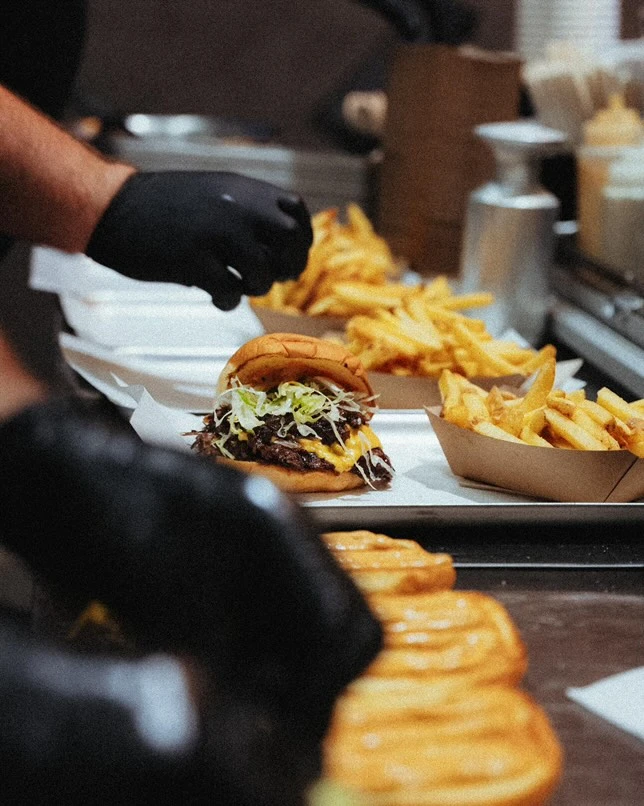 Burger und Pommes frites werden in einem Restaurant zubereitet