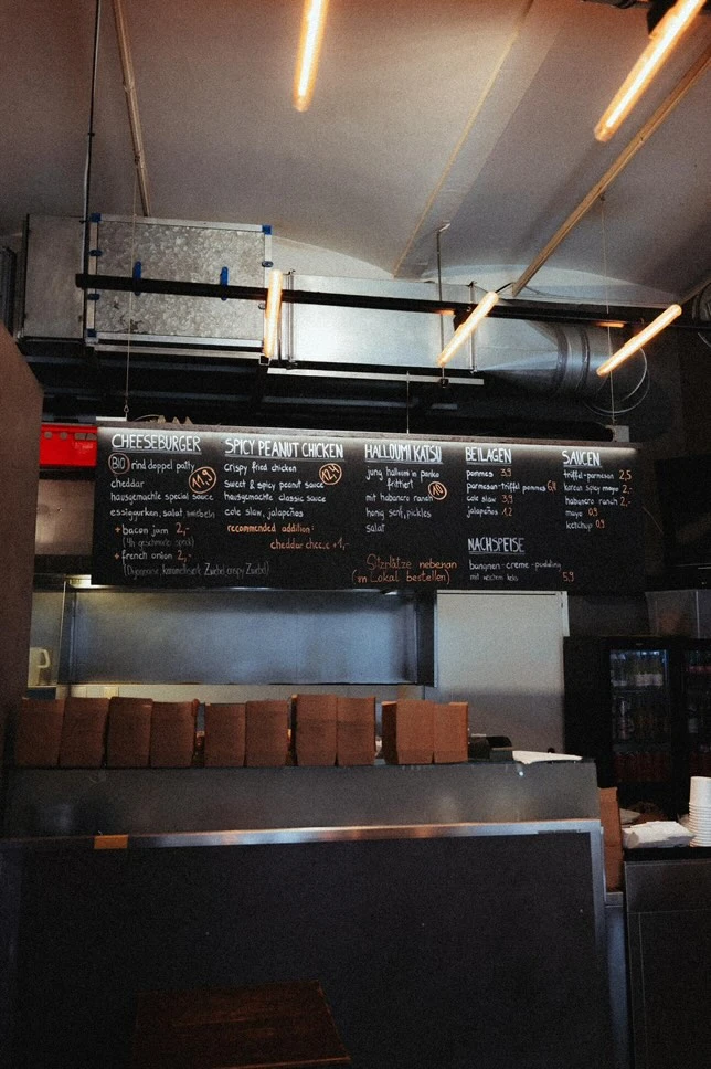 Speisekarte eines Restaurants mit verschiedenen Gerichten und Preisen.