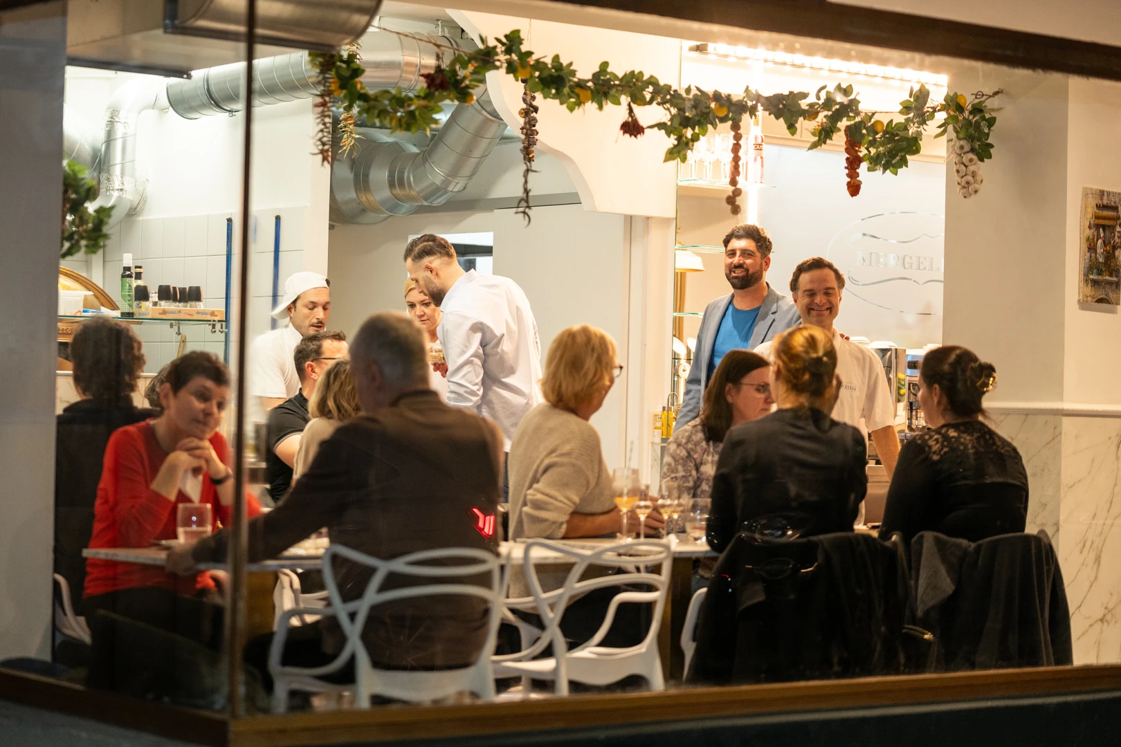 Gäste speisen in einem belebten Restaurant am Abend