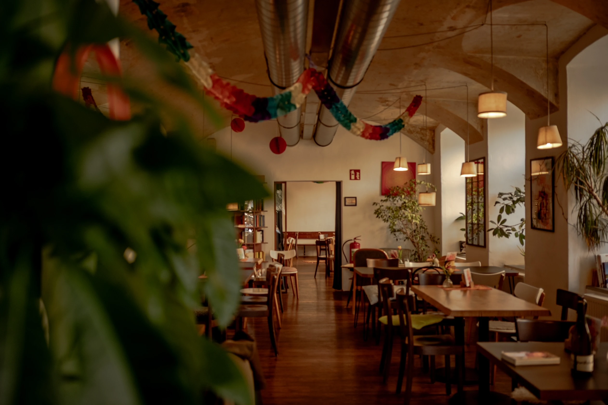 Gemütliches Café oder Restaurant mit farbenfrohen Dekorationen.