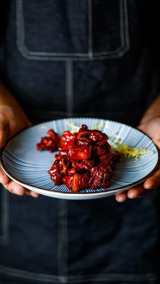 Nahaufnahme von Rippchen auf einem Teller