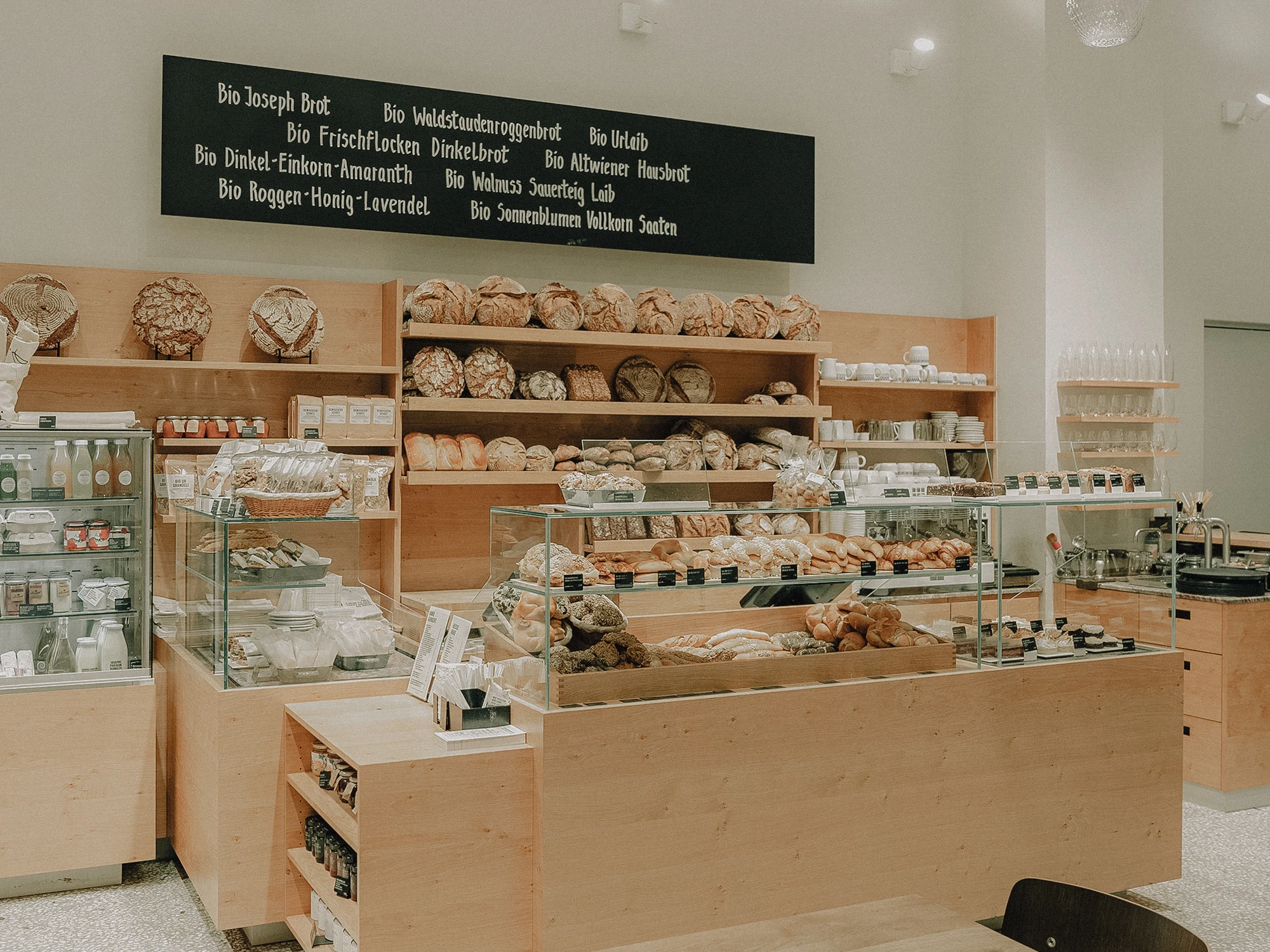 Innenansicht einer Bäckerei mit Brotauslage und Regalen