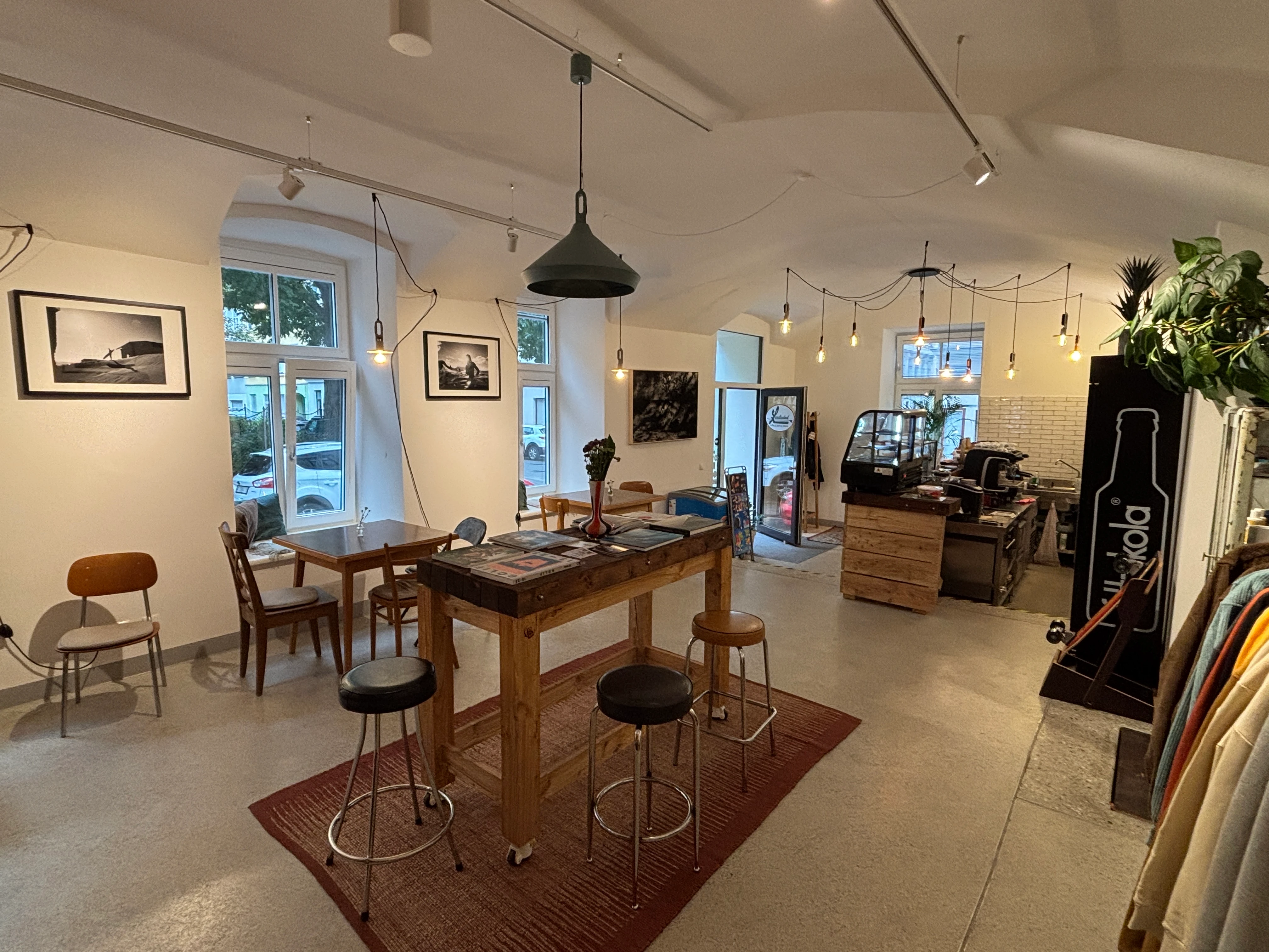 Innenansicht eines Cafés mit Tischen und Stühlen