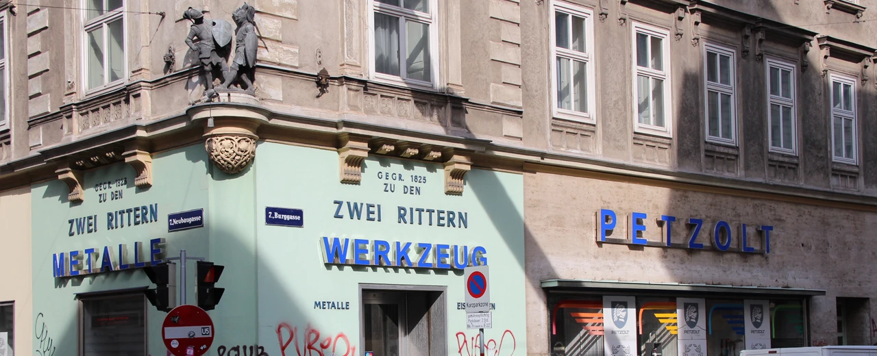 © Magdalena Hiller Historisches Gebäude in Wien mit den Geschäften
