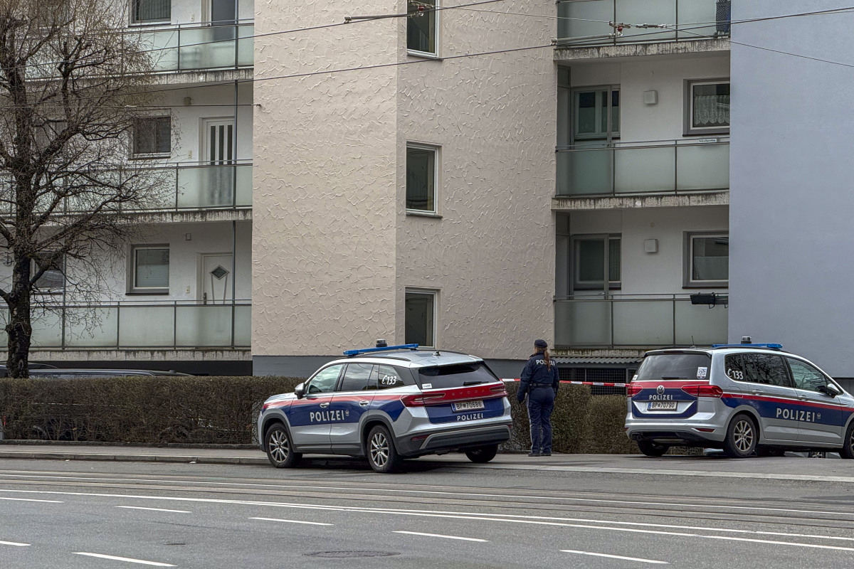 Ein Mann soll in einem Mehrparteienhaus seine Frau getötet haben