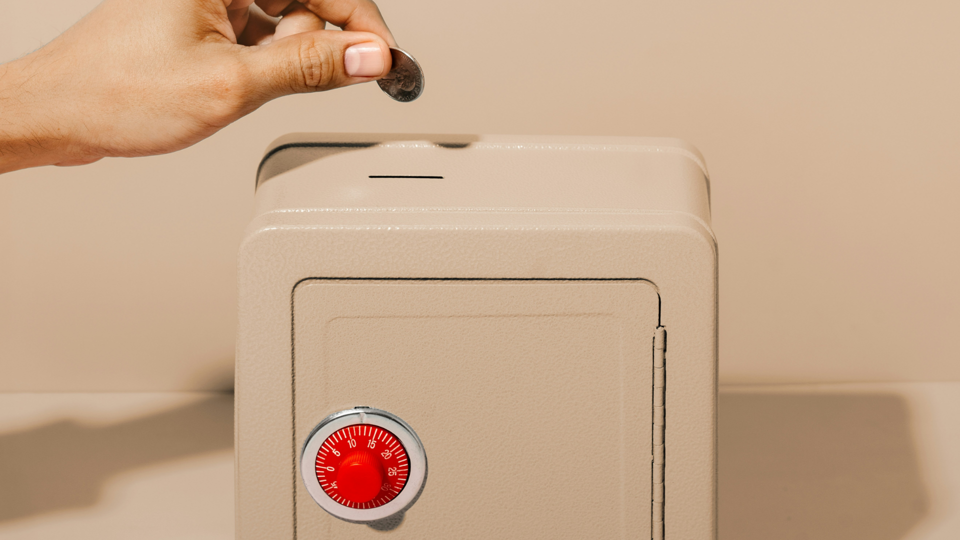 Hand und ein Spardose