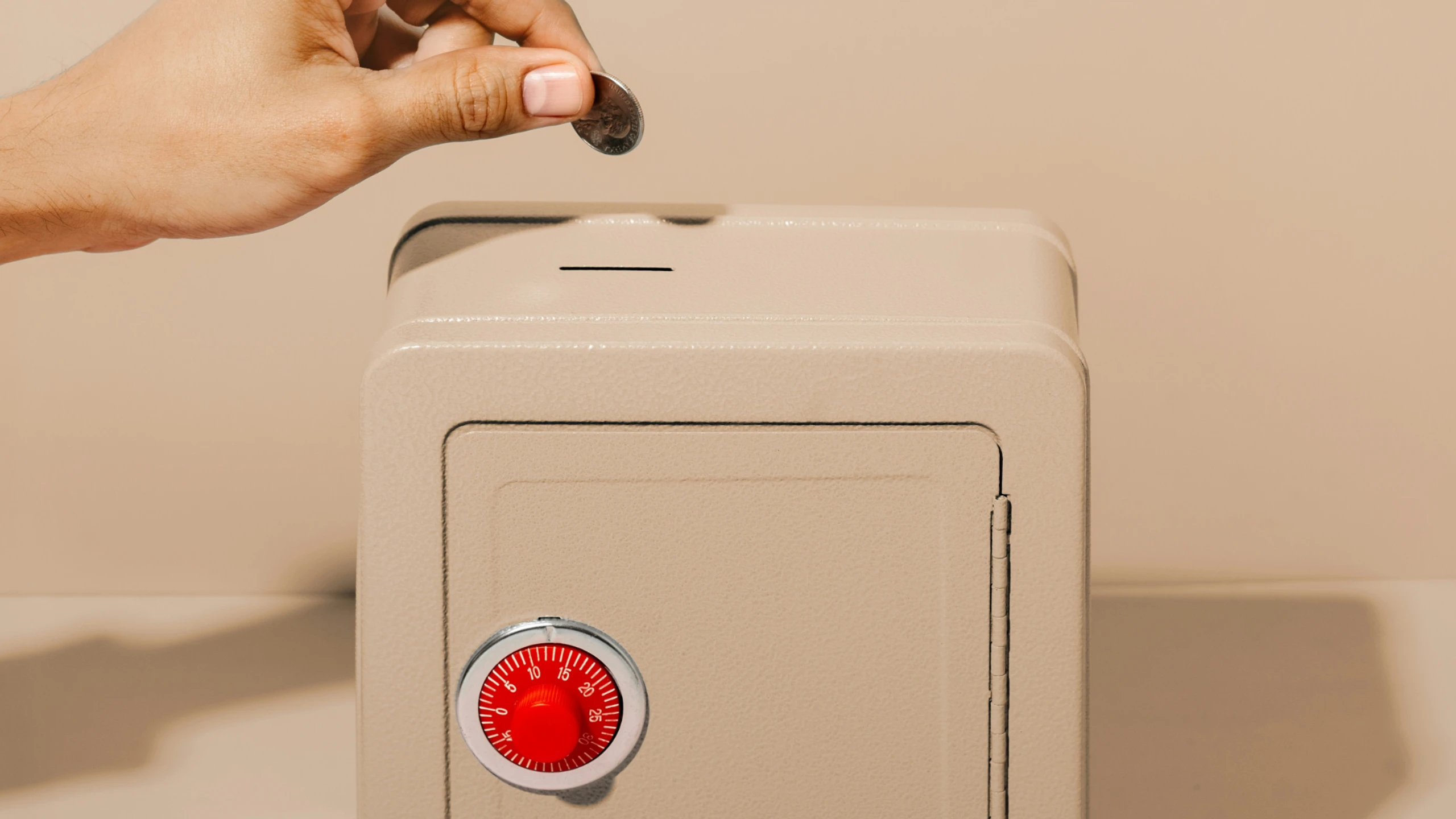 Hand und ein Spardose