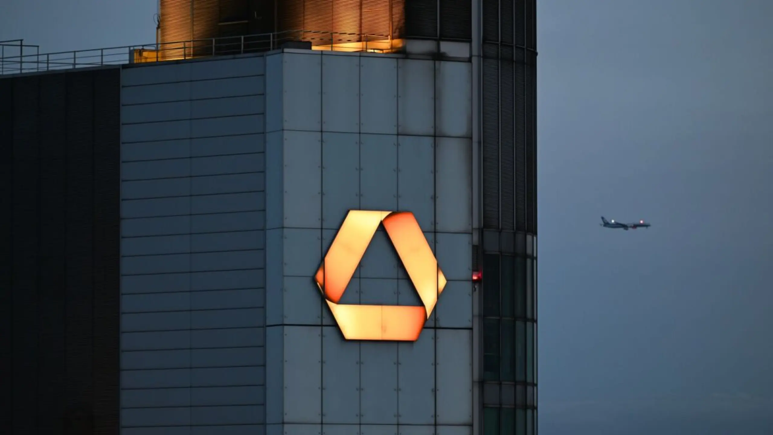 © Arne Dedert, dpa, APA Commerzbank wird umgarnt