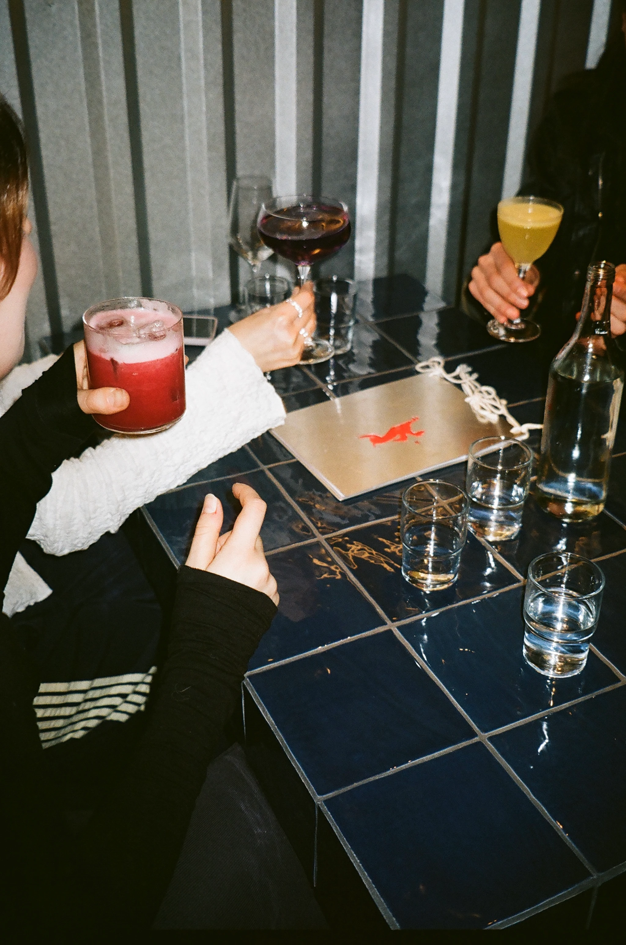 Cocktails an einem Tisch in einer Bar