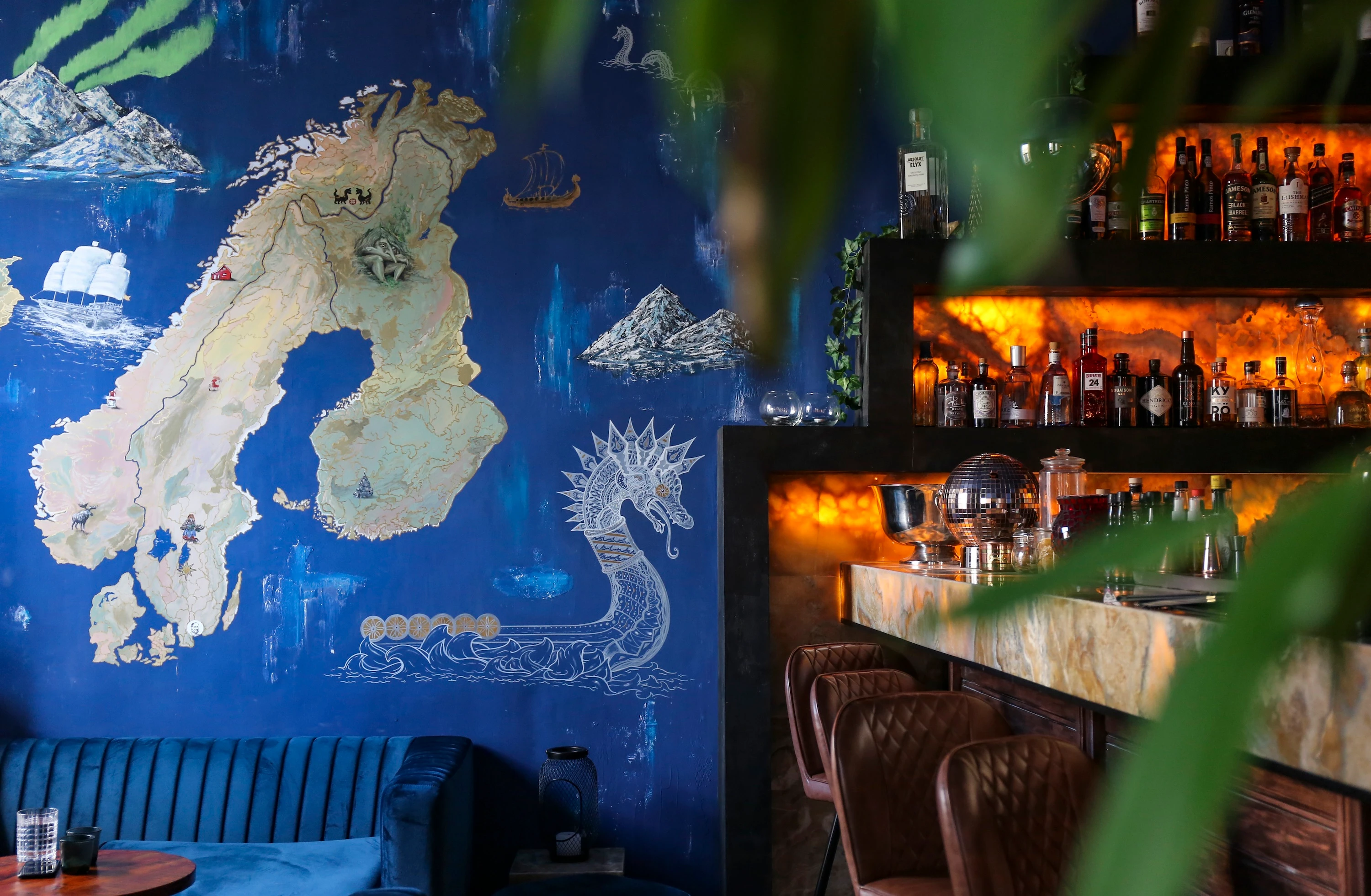 Bar mit Wandmalerei einer nordischen Karte und Wikingerschiff.