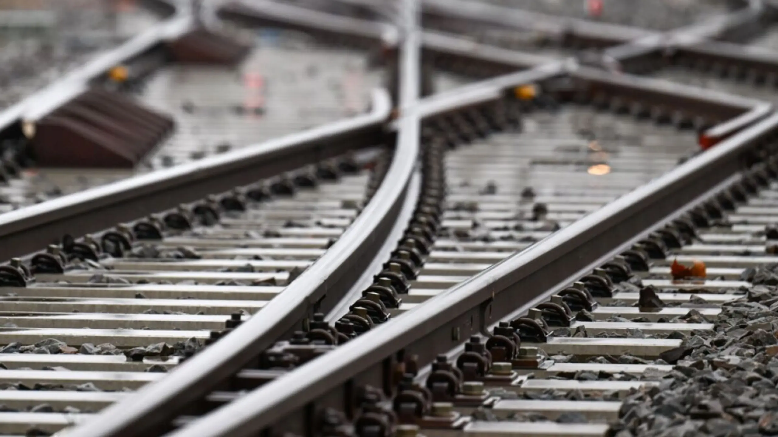 © Hendrik Schmidt, dpa, APA Stahlkonzern liefert etwa Schienen und Weichenteile nach Deutschland