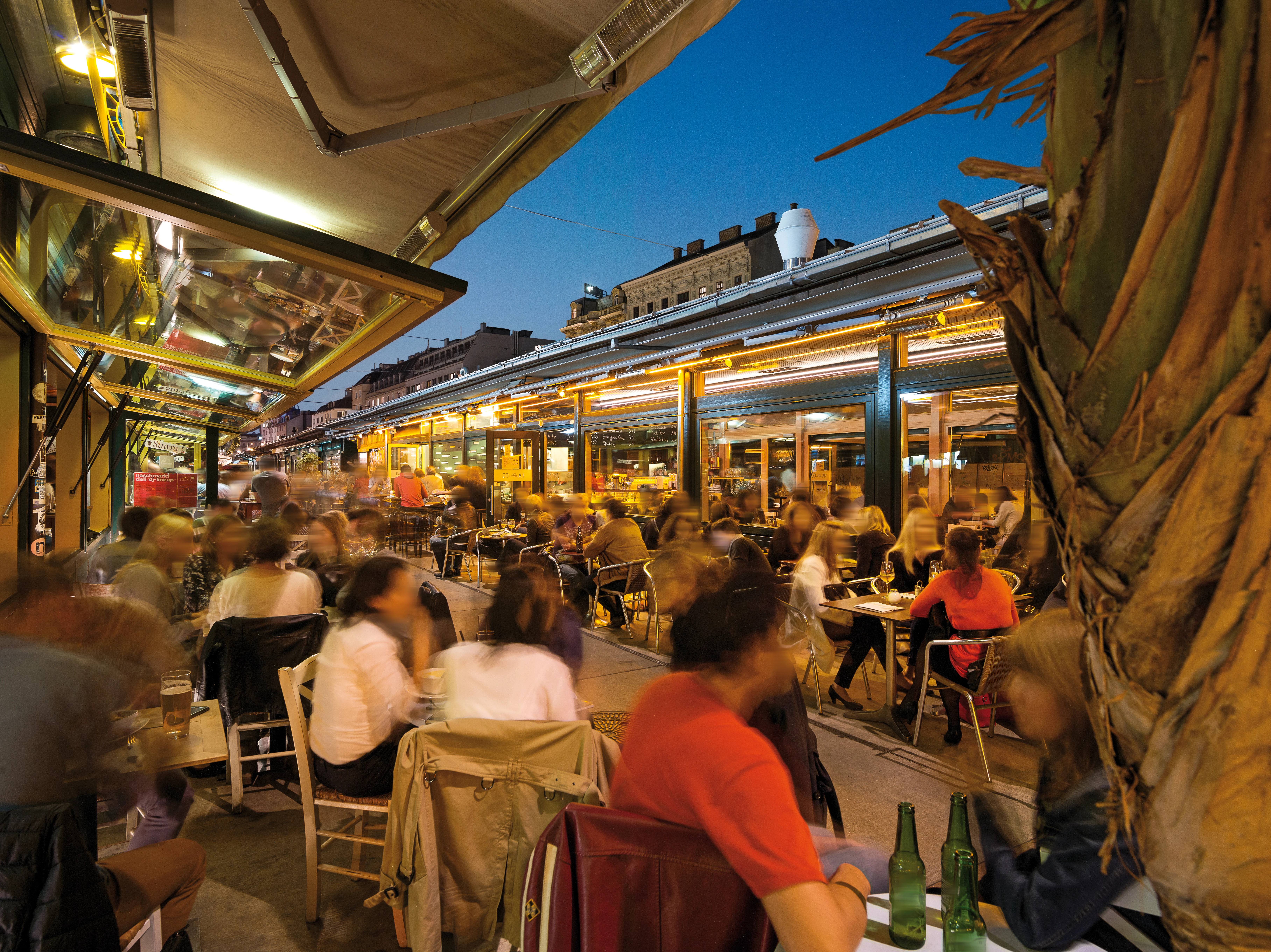 Naschmarkt in Wien, Österreich. Erleben Sie die Vielfalt und das lebendige Treiben auf dem berühmten Naschmarkt. Ein Paradies für Feinschmecker und ein Muss für jeden Wien-Besucher.