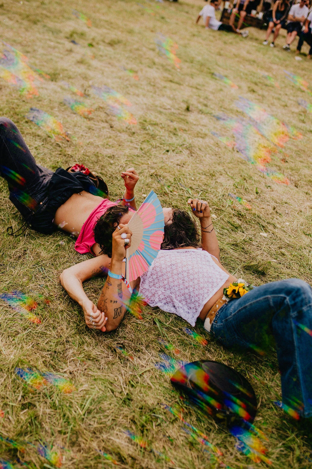 Zwei junge Leute entspannen auf einer Wiese