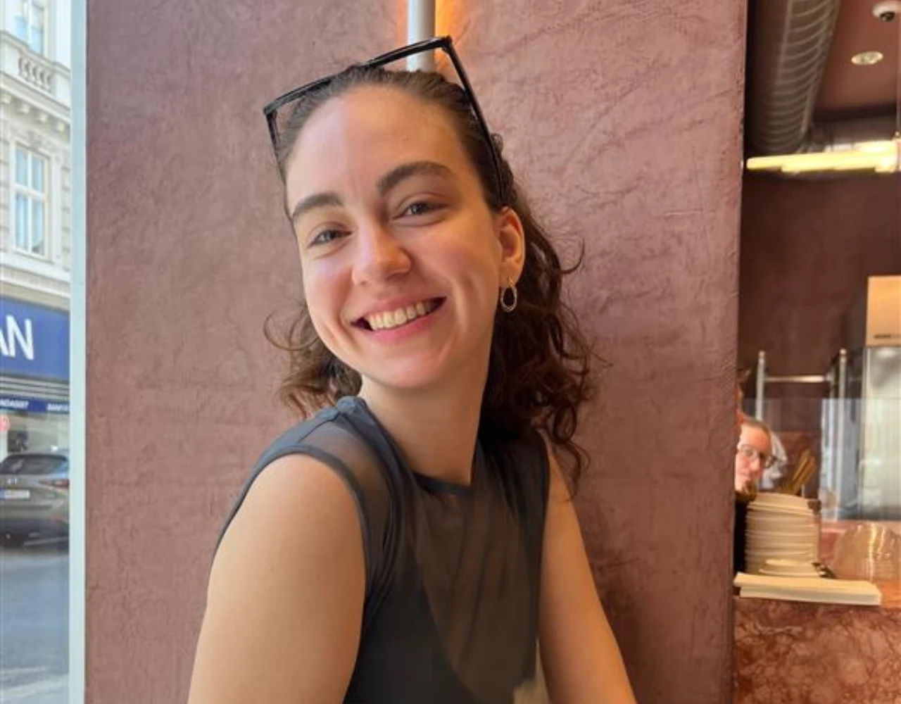 Lächelnde Frau mit Brille im Restaurant