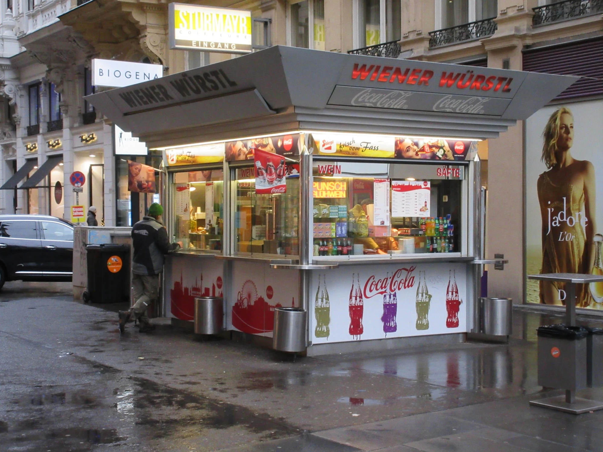 Wiener Würstlstand auf einer Straße in Wien, Österreich.