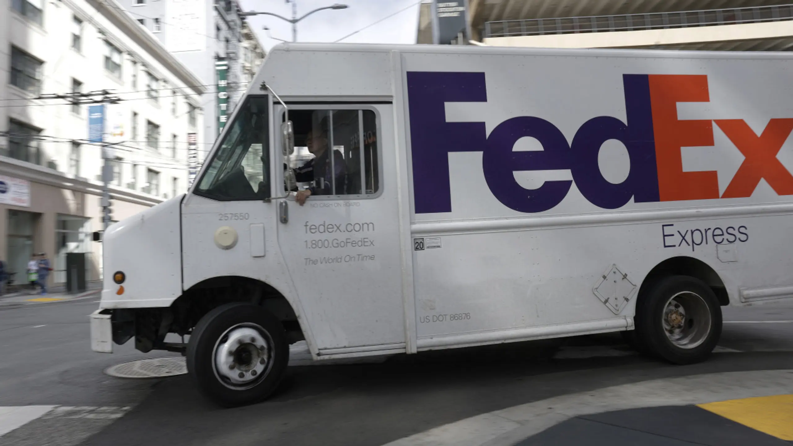 © AFP, JUSTIN SULLIVAN, GETTY, APA FedEx profitierte von einem gestiegenen Paketaufkommen in den USA