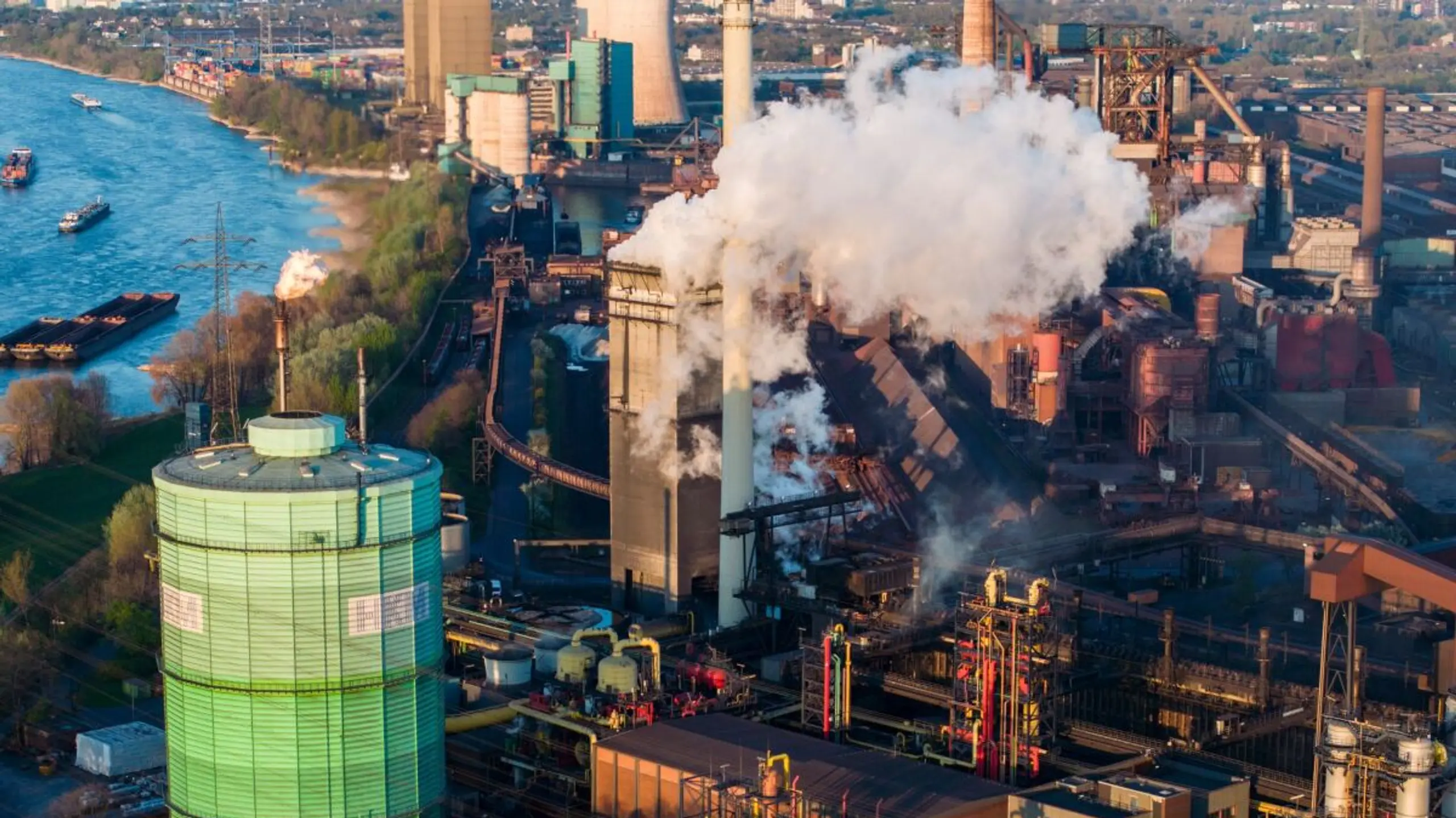 © Christoph Reichwein, dpa, APA ++ ARCHIVBILD ++ Blick auf Salzgitter-Werk
