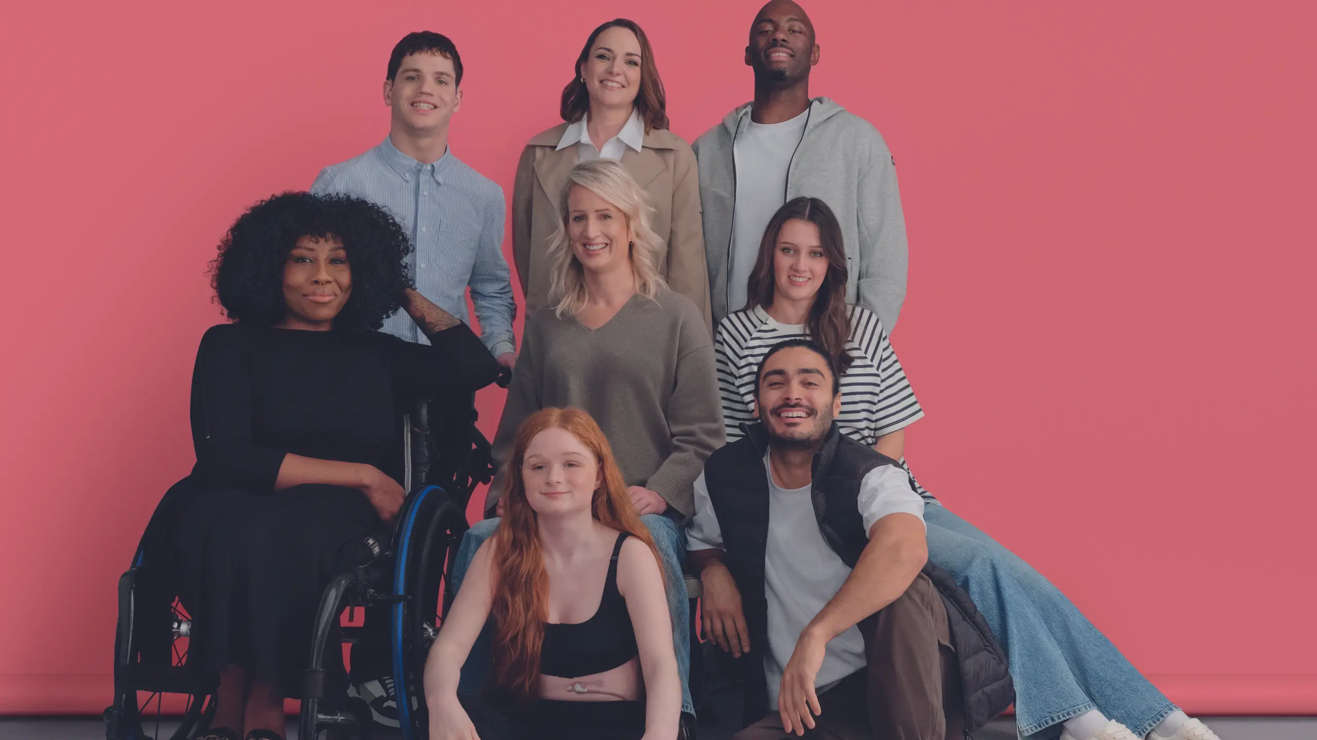 Eine gruppe von Menschen mit verschiedenen Behinderungen, die die adaptive Mode von Primark präsentieren