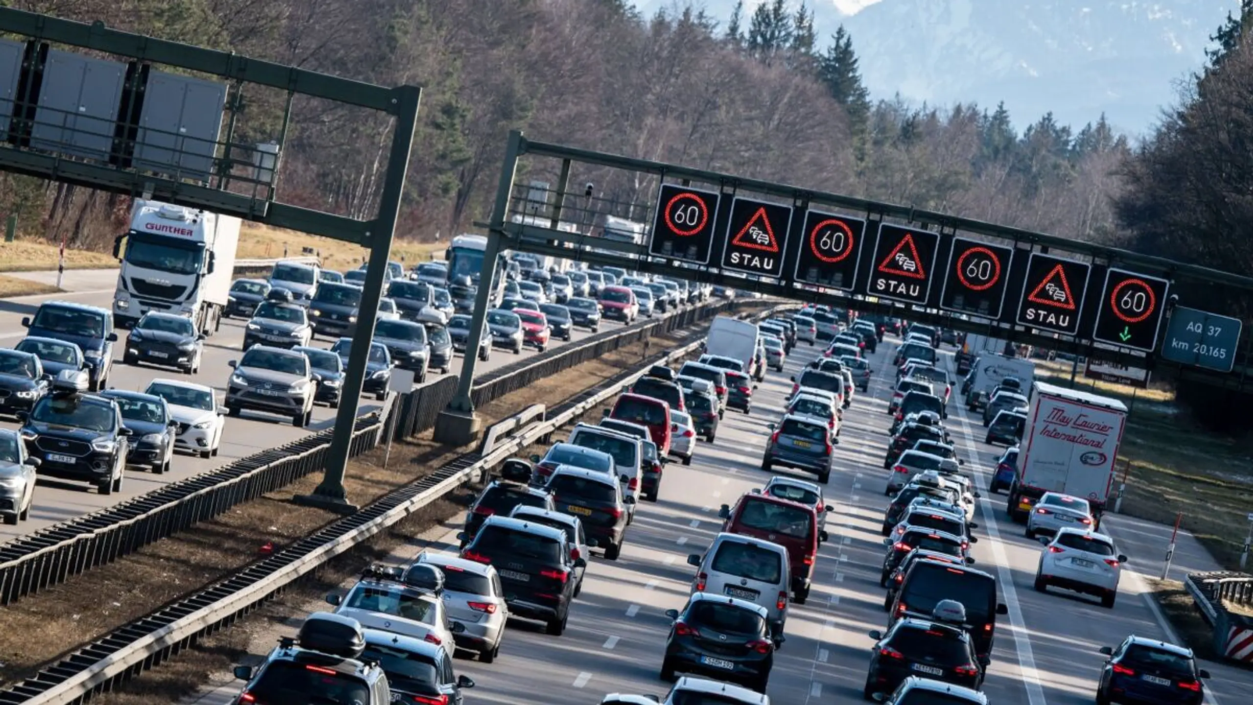 © Matthias Balk, dpa, APA ++ ARCHIVBILD ++ Autofahren soll leistbar bleiben