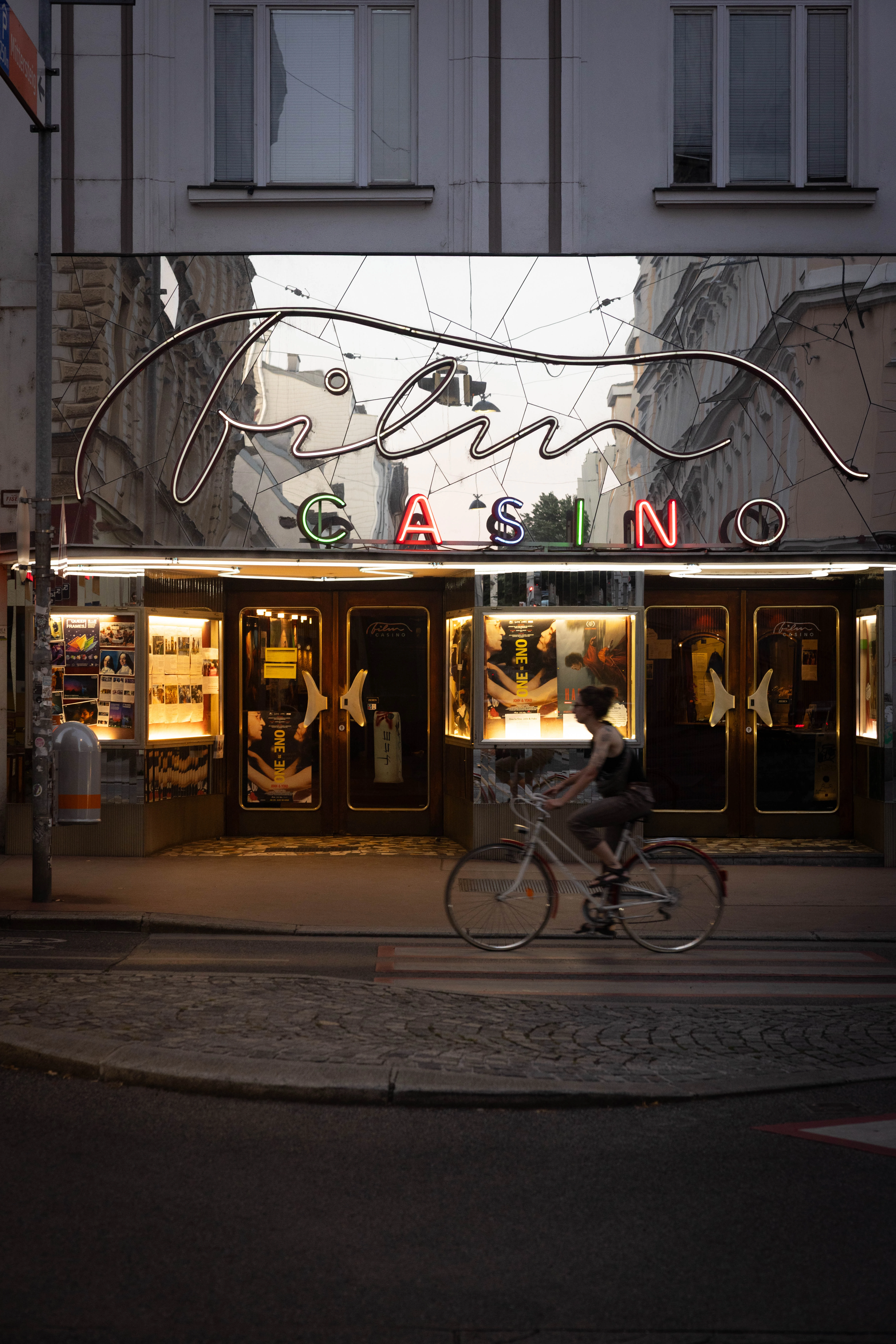 Filmcasino Wien, Margaretenstraße: Kino mit Fahrradfahrerin