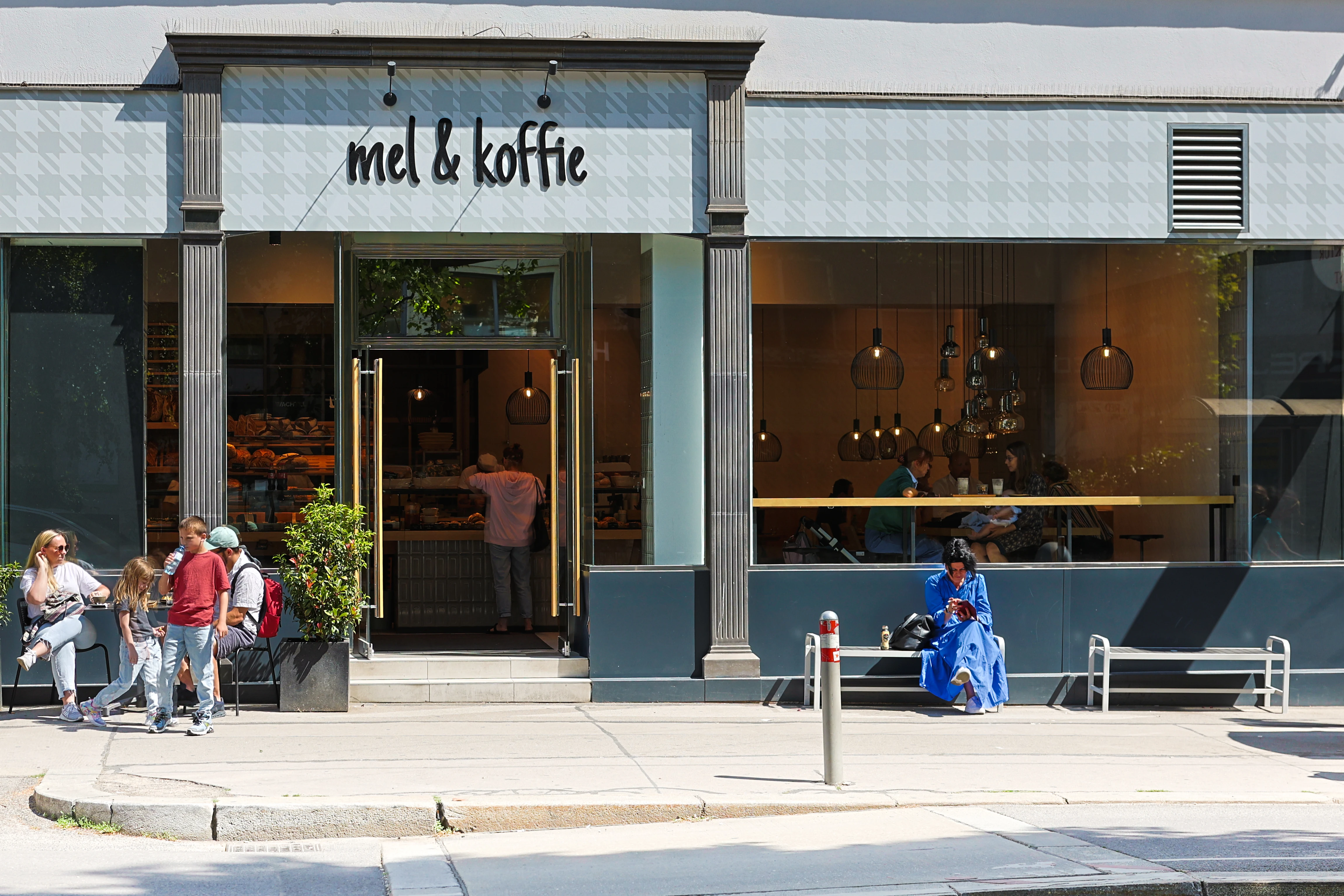 Café Mel & Koffie mit Gästen im Freien