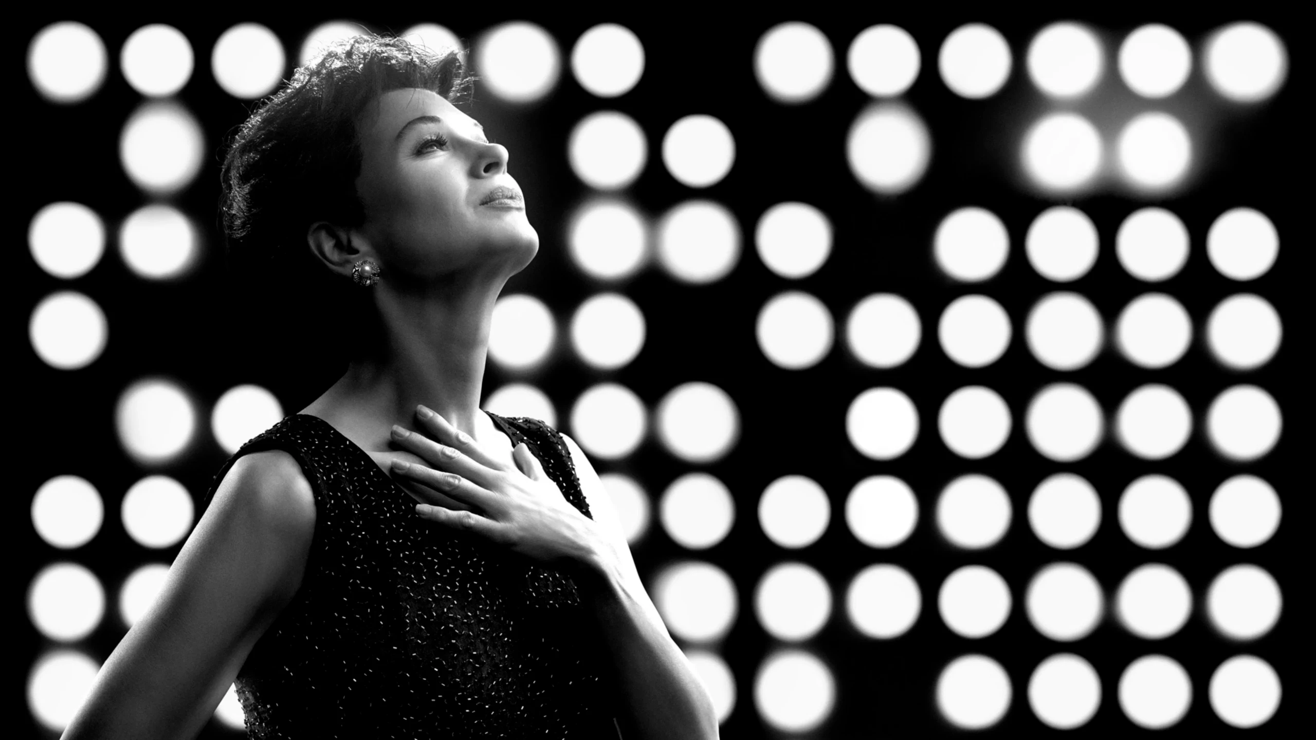 Renée Zellweger greift sich als Judy Garland ergriffen ans Herz