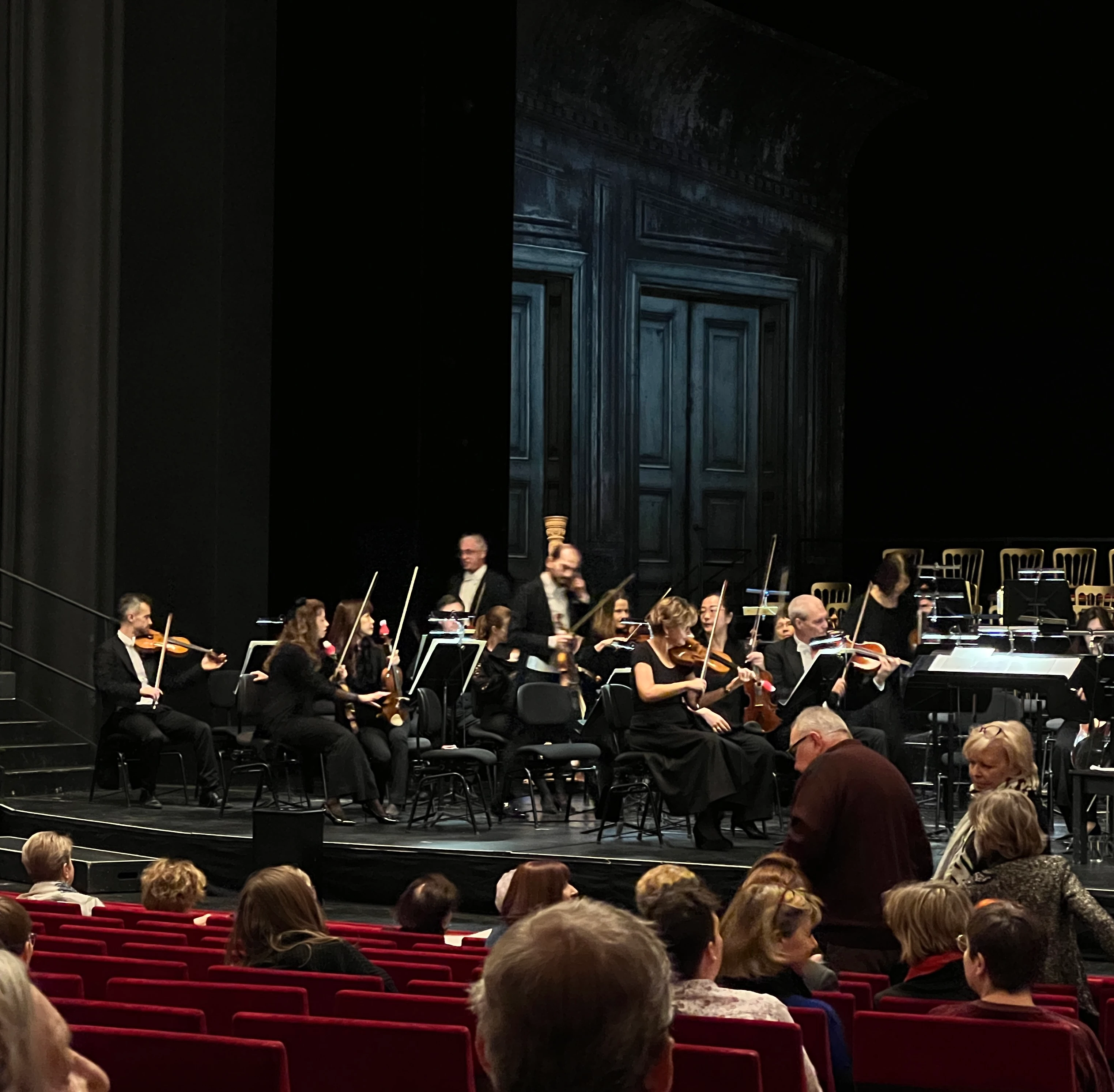 Orchester spielt auf der Bühne vor Publikum in der Volksoper Wien