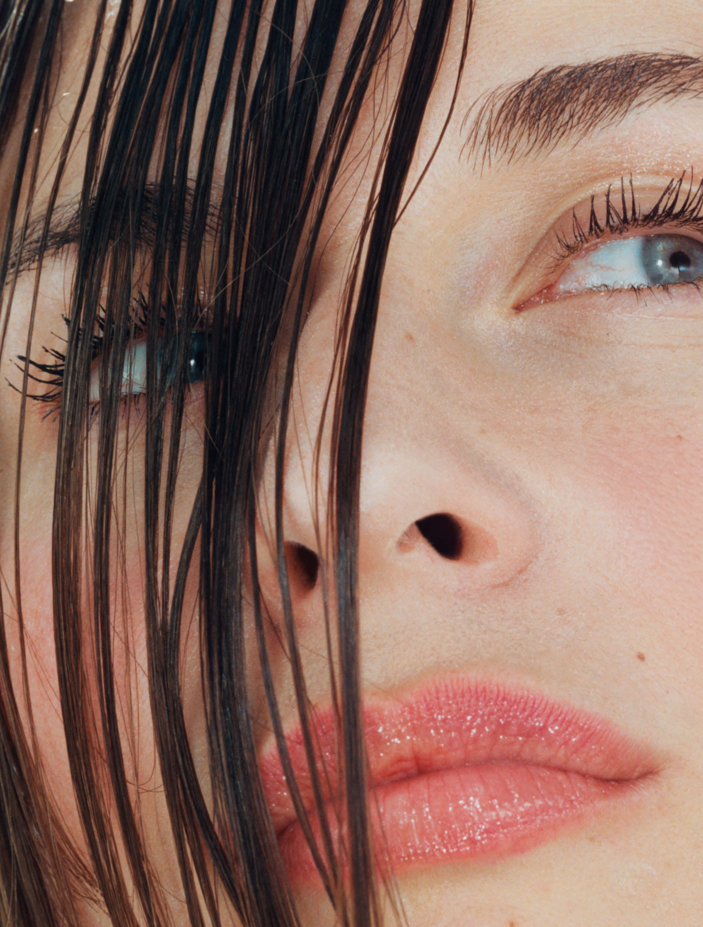 Close-Up von Frau mit Haarsträhnen im Gesicht