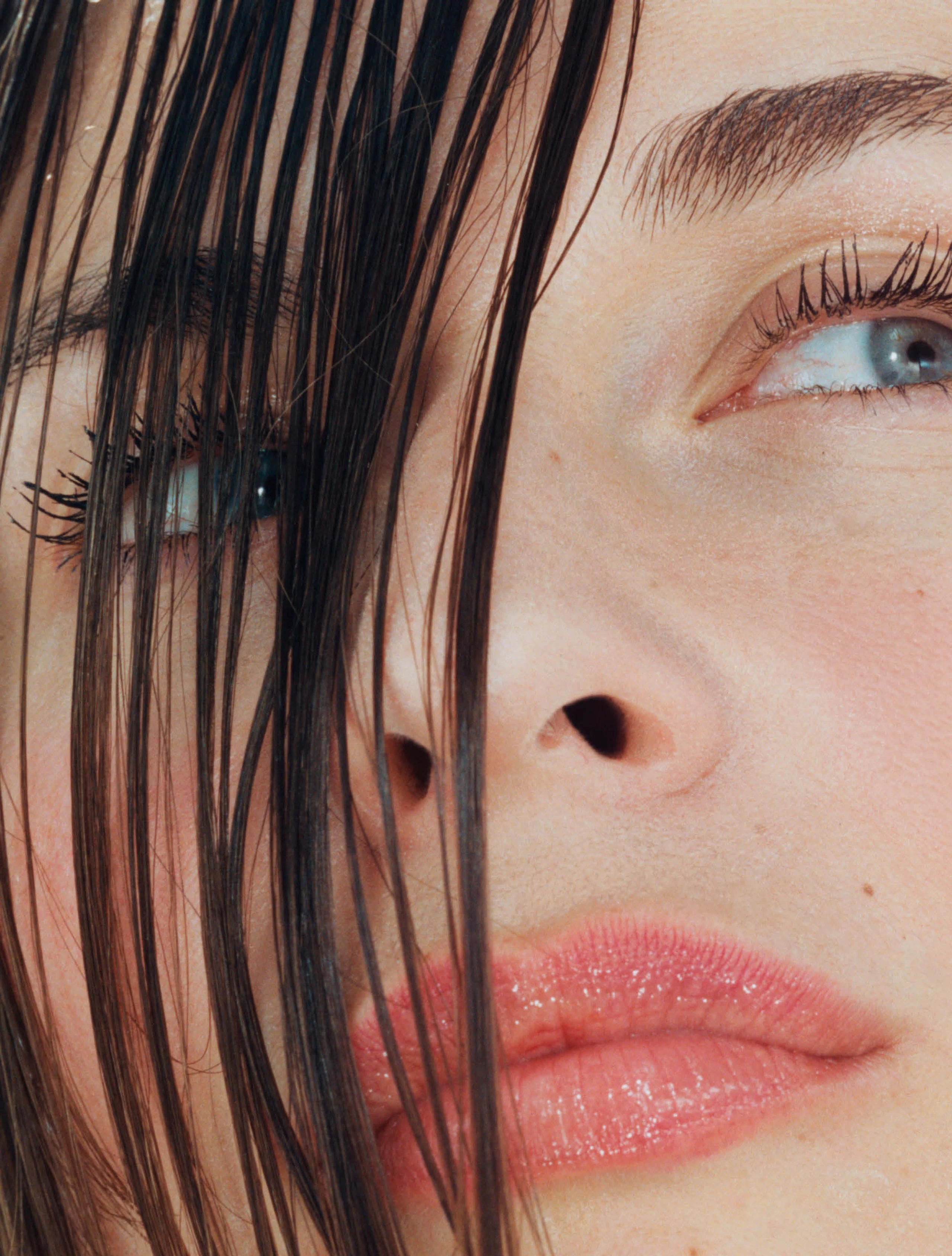 Close-Up von Frau mit Haarsträhnen im Gesicht