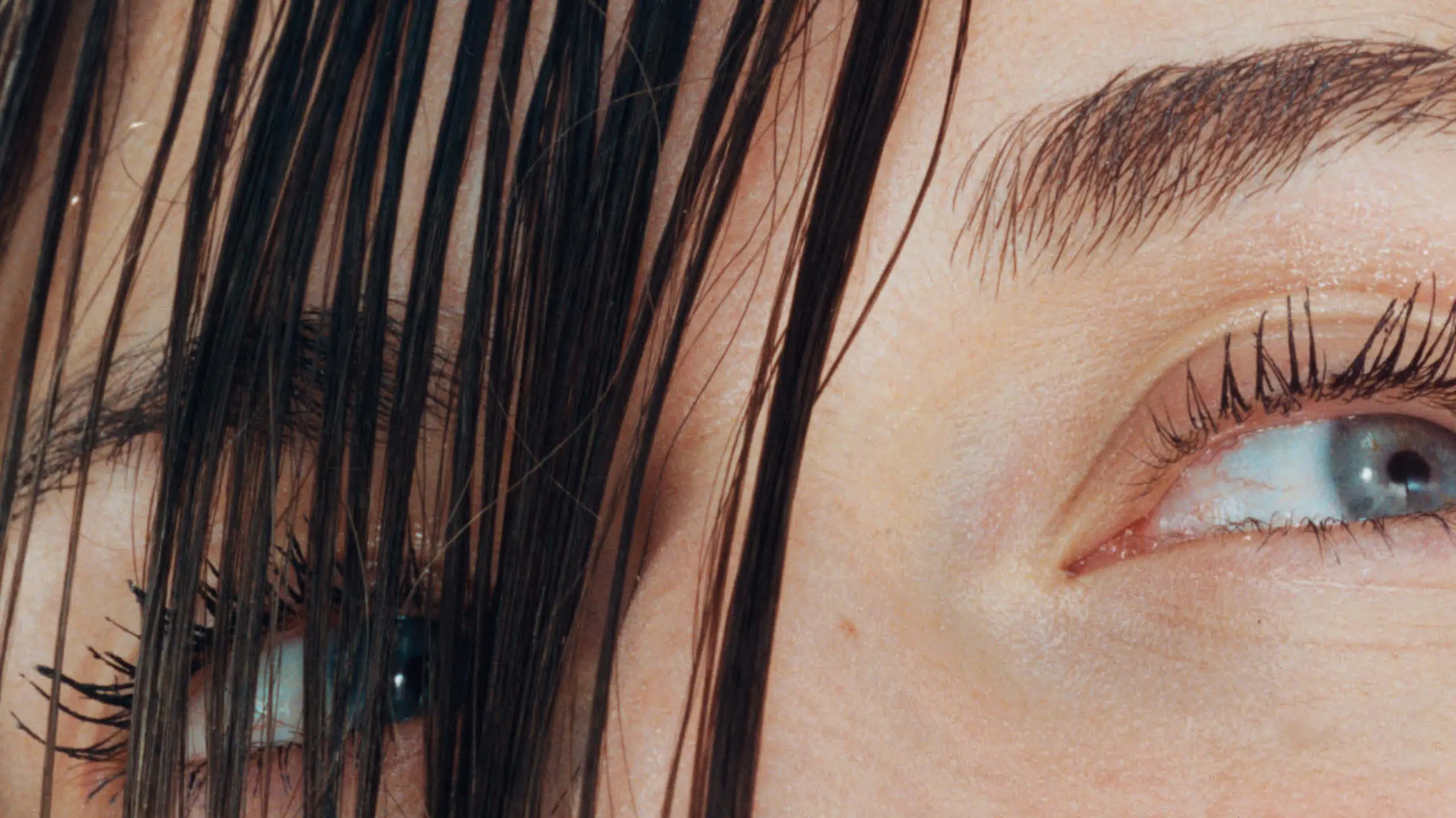 Close-Up von Frau mit Haarsträhnen im Gesicht