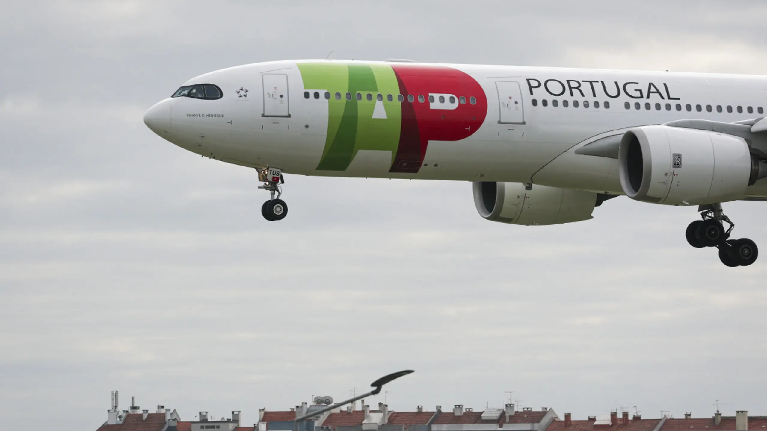 © AFP, PATRICIA DE MELO MOREIRA, Apa Auch IAG und Lufthansa haben Interesse an portugiesischer Airline