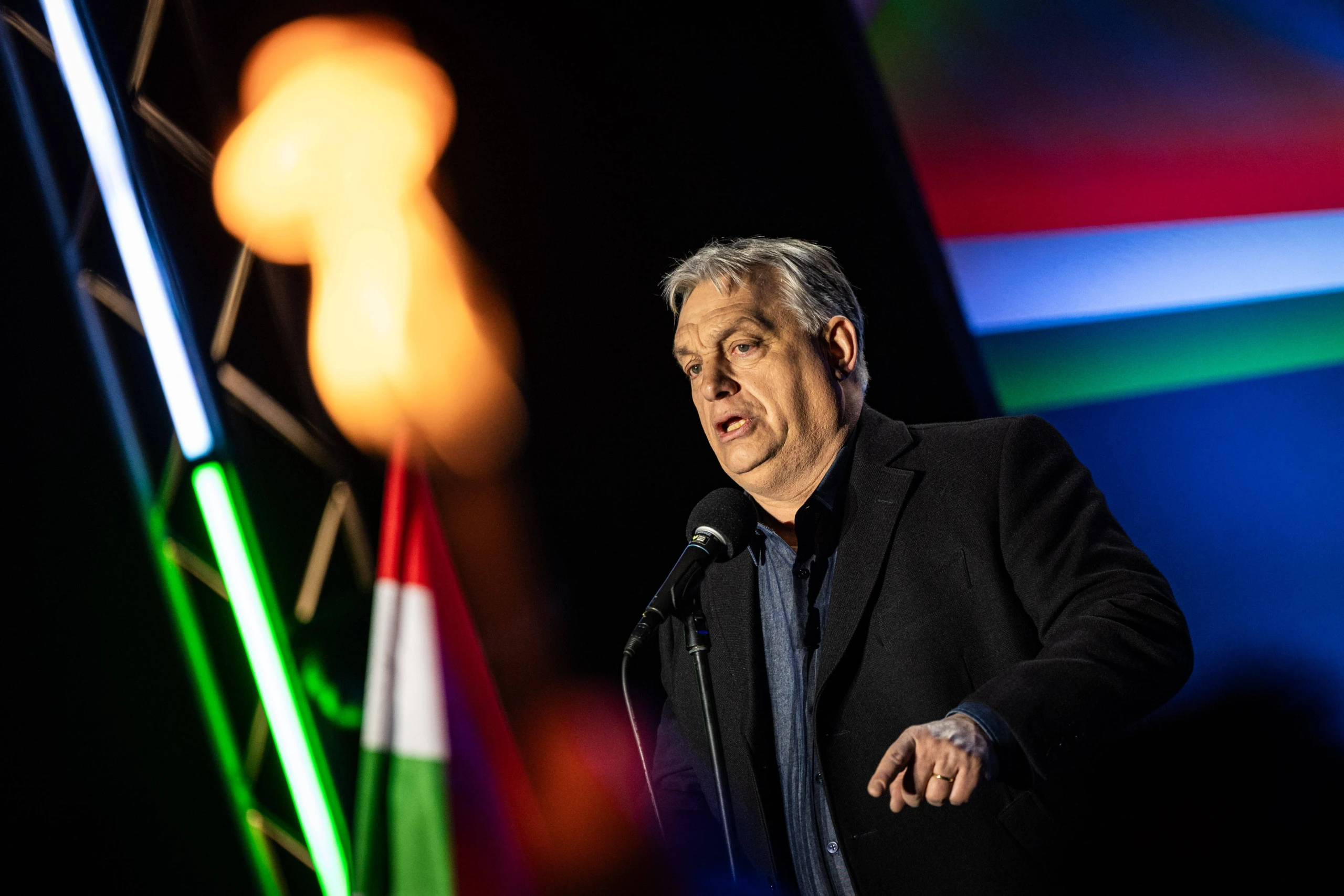 Ungarn-Wahl 2026: Goldene Toiletten, ukrainische Flaggen und Orbáns Kampf