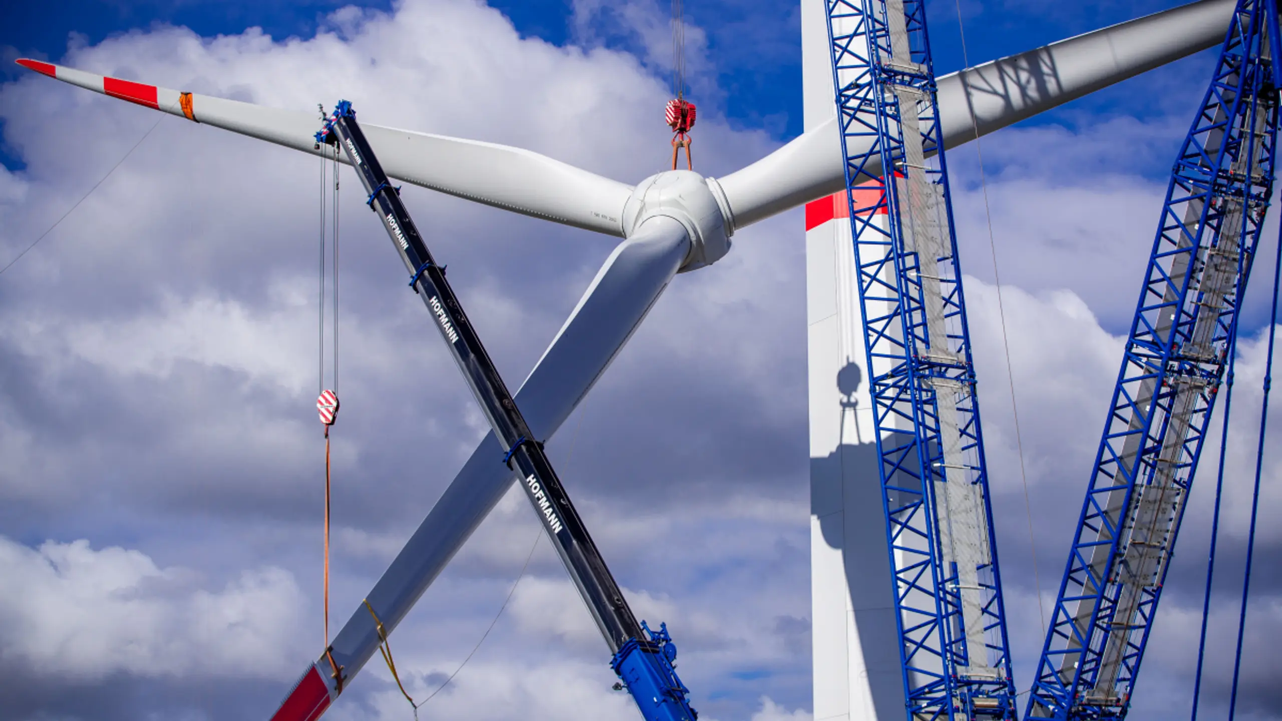 © dpa-Zentralbild, Jens Büttner, Apa Kunden bestellten 292 Windkraftanlagen für Projekte in 13 Ländern