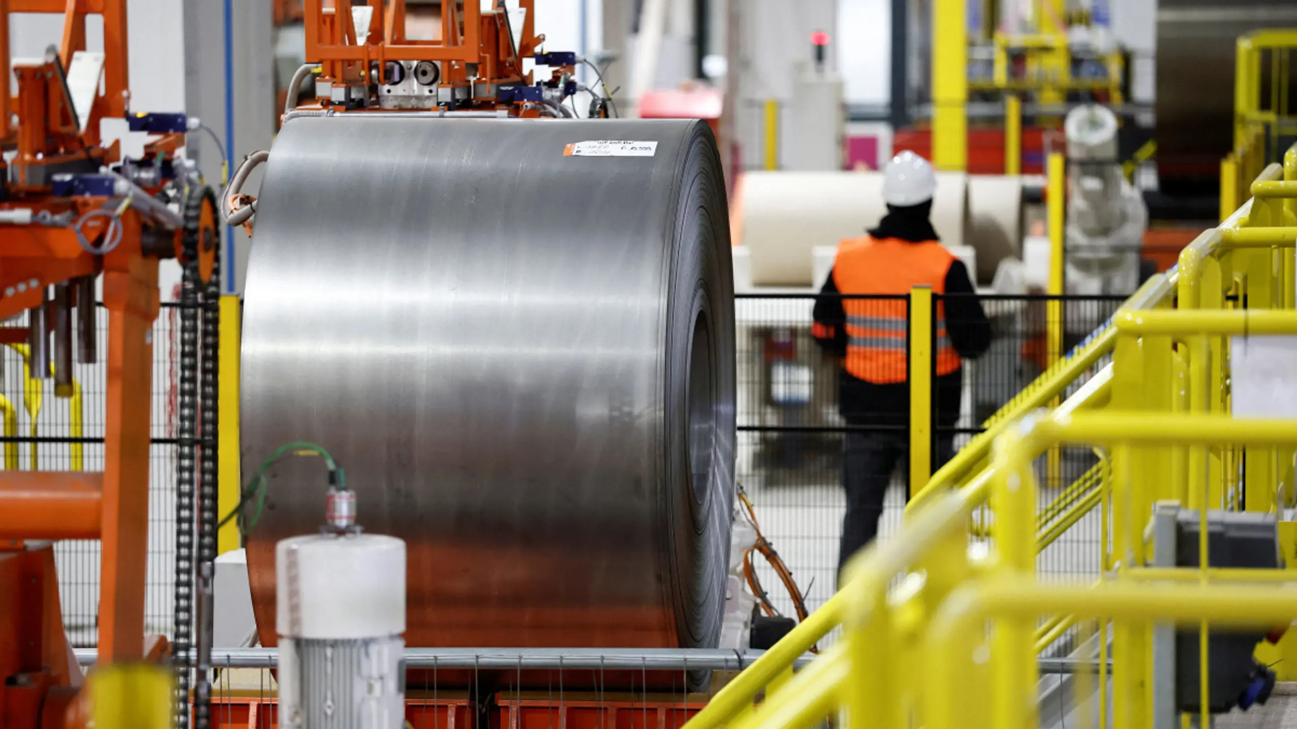 © POOL, BENOIT TESSIER, Apa Die Fertigung legte zum Vormonat um 0,4 Prozent zu