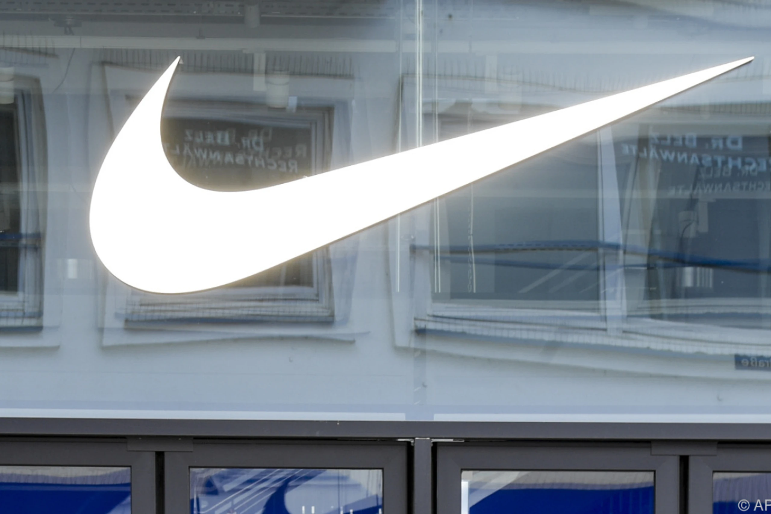 Aktienkäufe von Konzernchef treiben Nike an